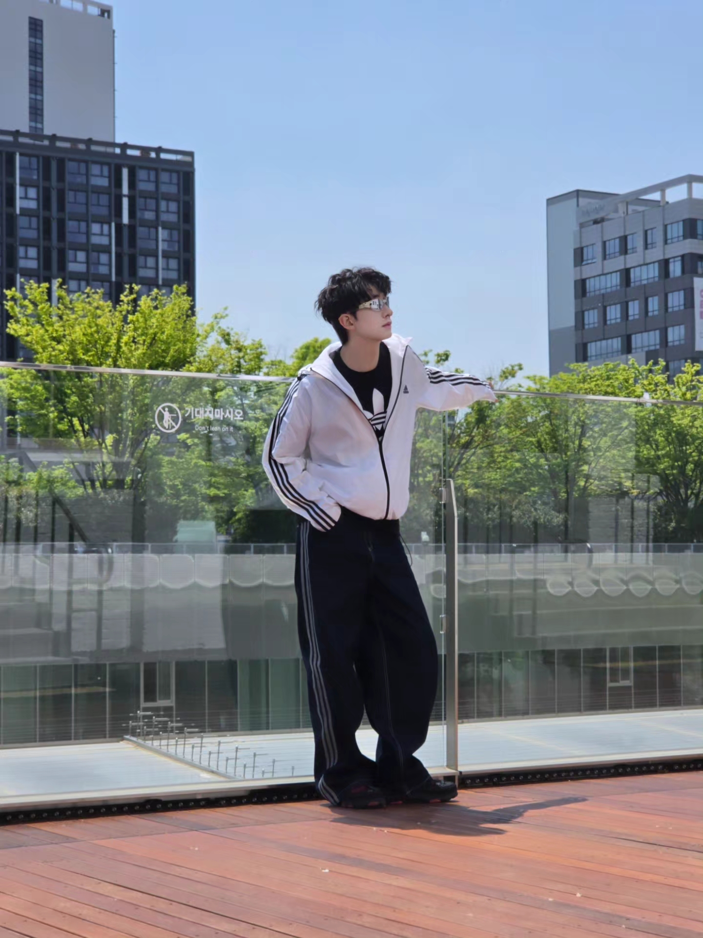 Adidas Essential 3S Woven Windbreaker Jacket White - KR Sizing, Adidas Originals 90s Alternative Sport Wide Leg Skater Jeans Night Navy - KR Sizing 착용 스타일 - 2