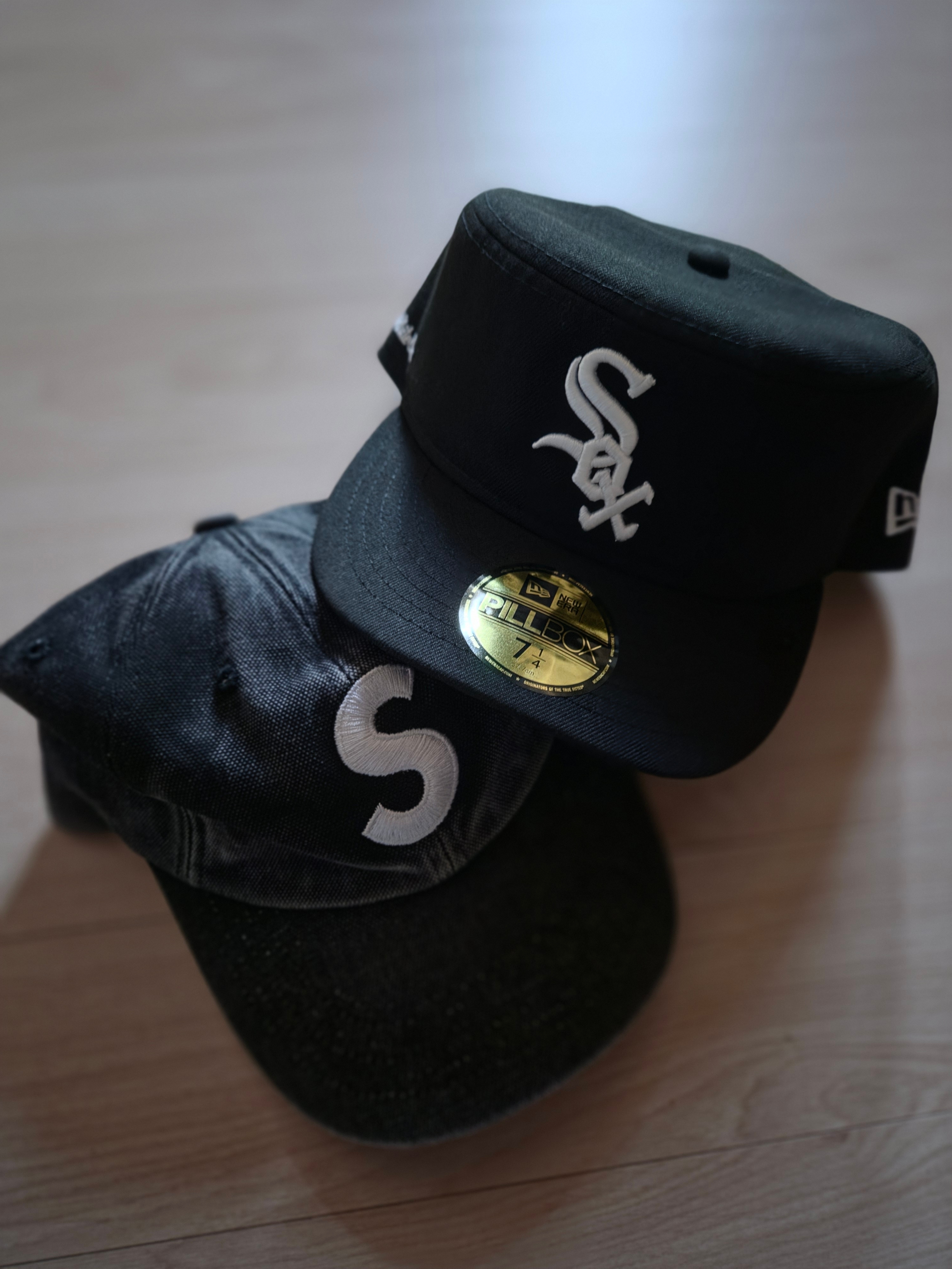 Supreme Pigment Coated S Logo 6-Panel Black - 26SS, New Era MLB Chicago White Sox Free Curved Pillbox Fitted Cap Black 착용 스타일