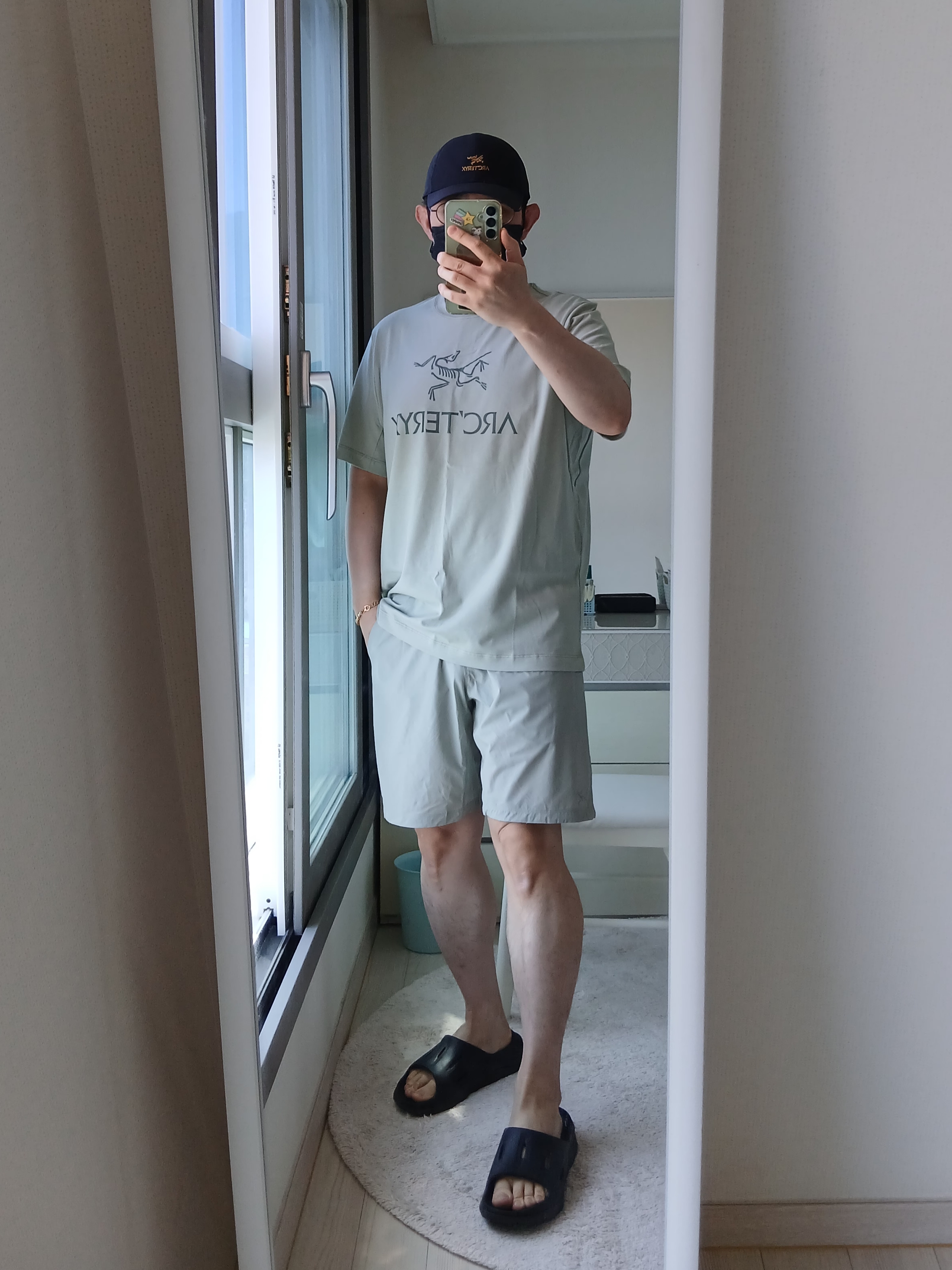 Arc'teryx Bird Word Cap 24K Black, Arc'teryx Arc'word Logo SS T-Shirt Habitat 착용 스타일 - 2