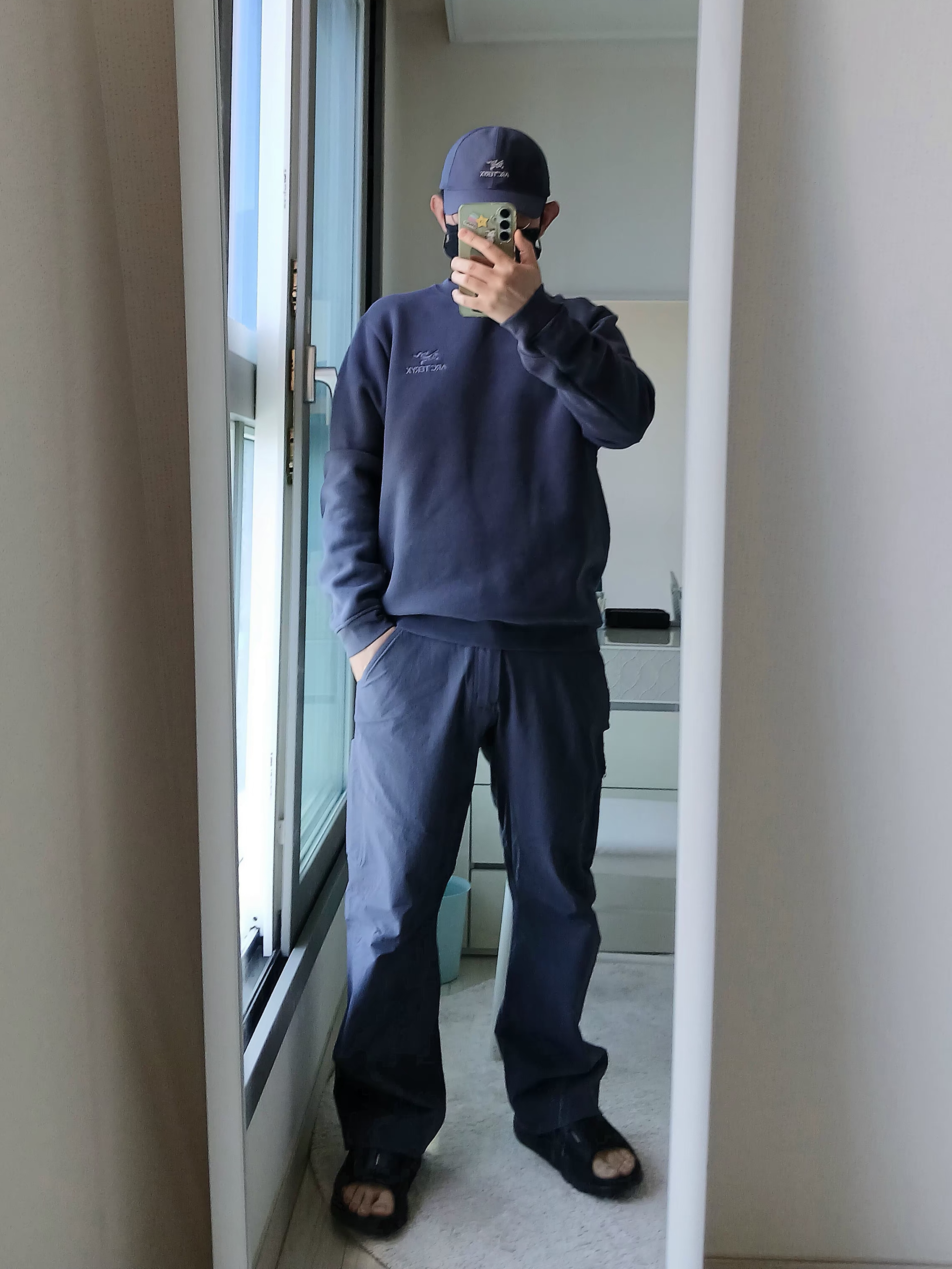 Arc'teryx Cronin Pants Dk Stratus, Arc'teryx Emblem Fleece Crew Neck Pullover  Dk Stratus 착용 스타일 - 3
