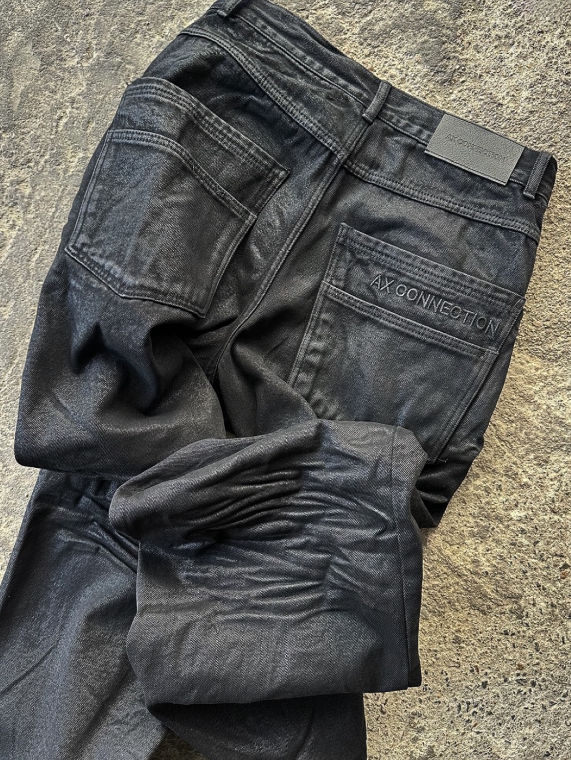 AX CONNECTION Waxed Curved Wide Baggy Denim Pants 착용 스타일