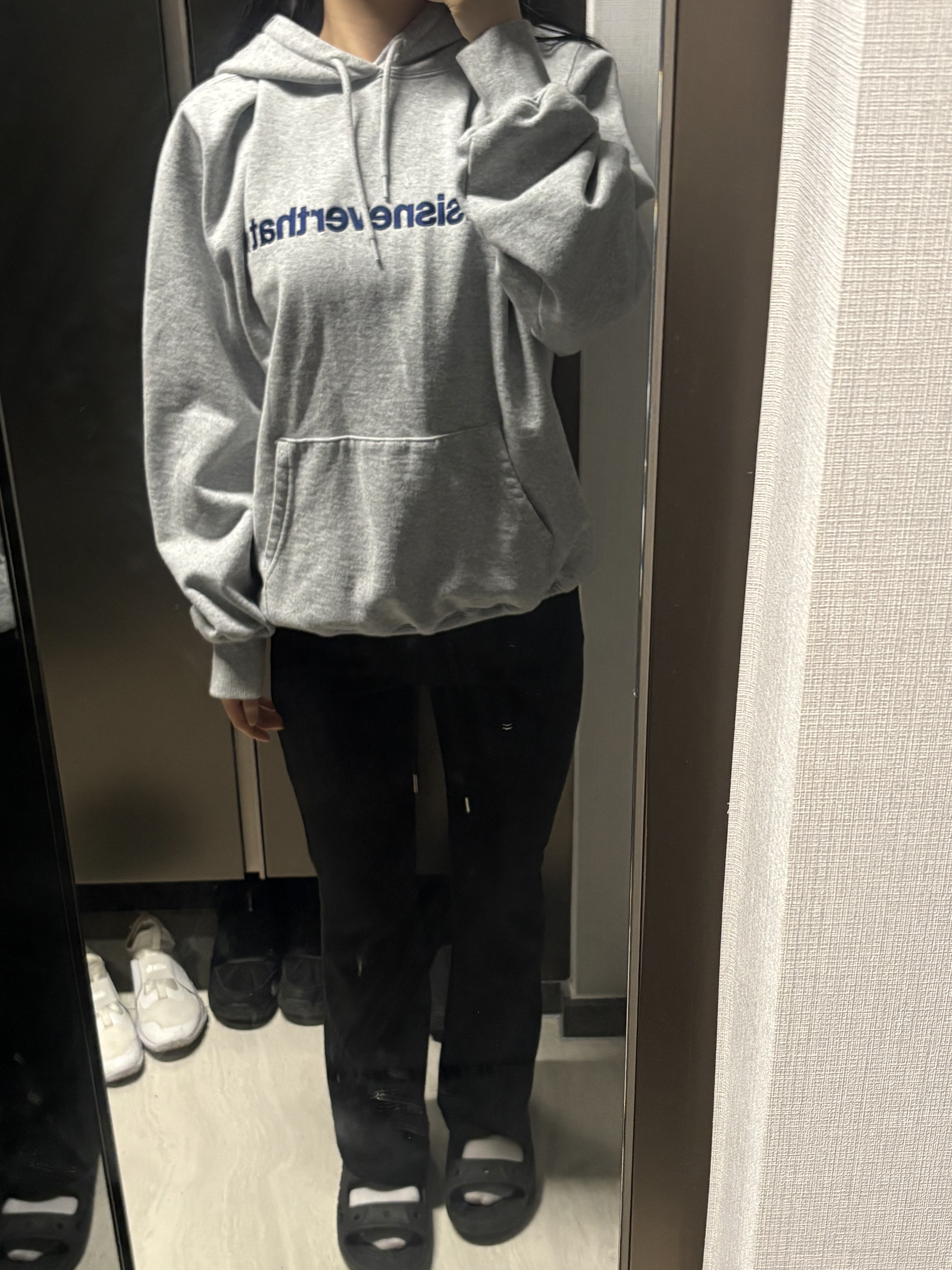 Thisisneverthat T-Logo Hoodie Heather Grey 착용 스타일