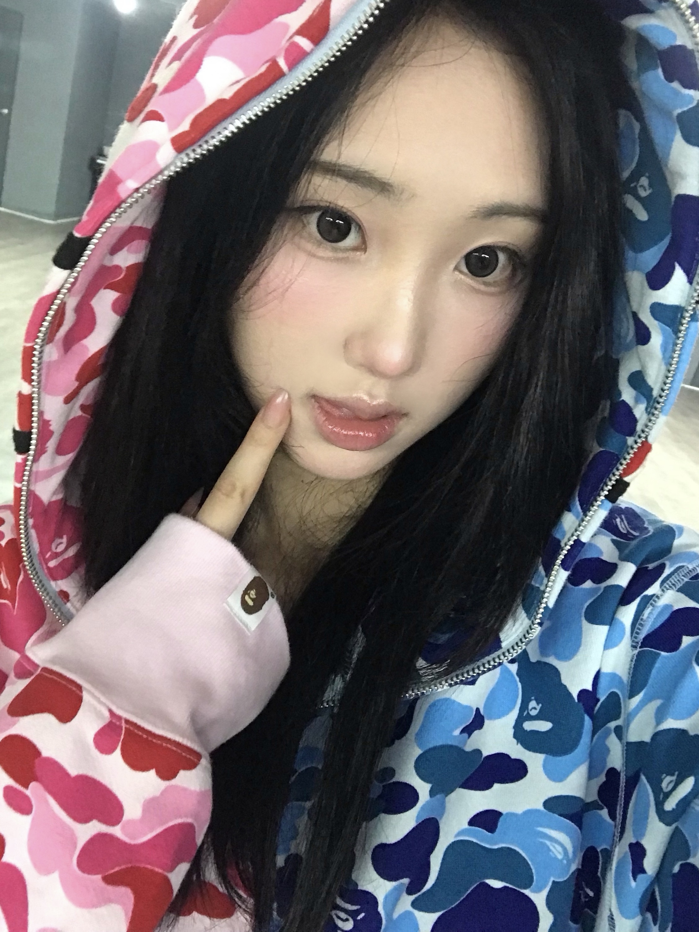 BAPE ABC Camo Separate Shark Full Zip Hoodie Blue Pink 착용 스타일 - 3