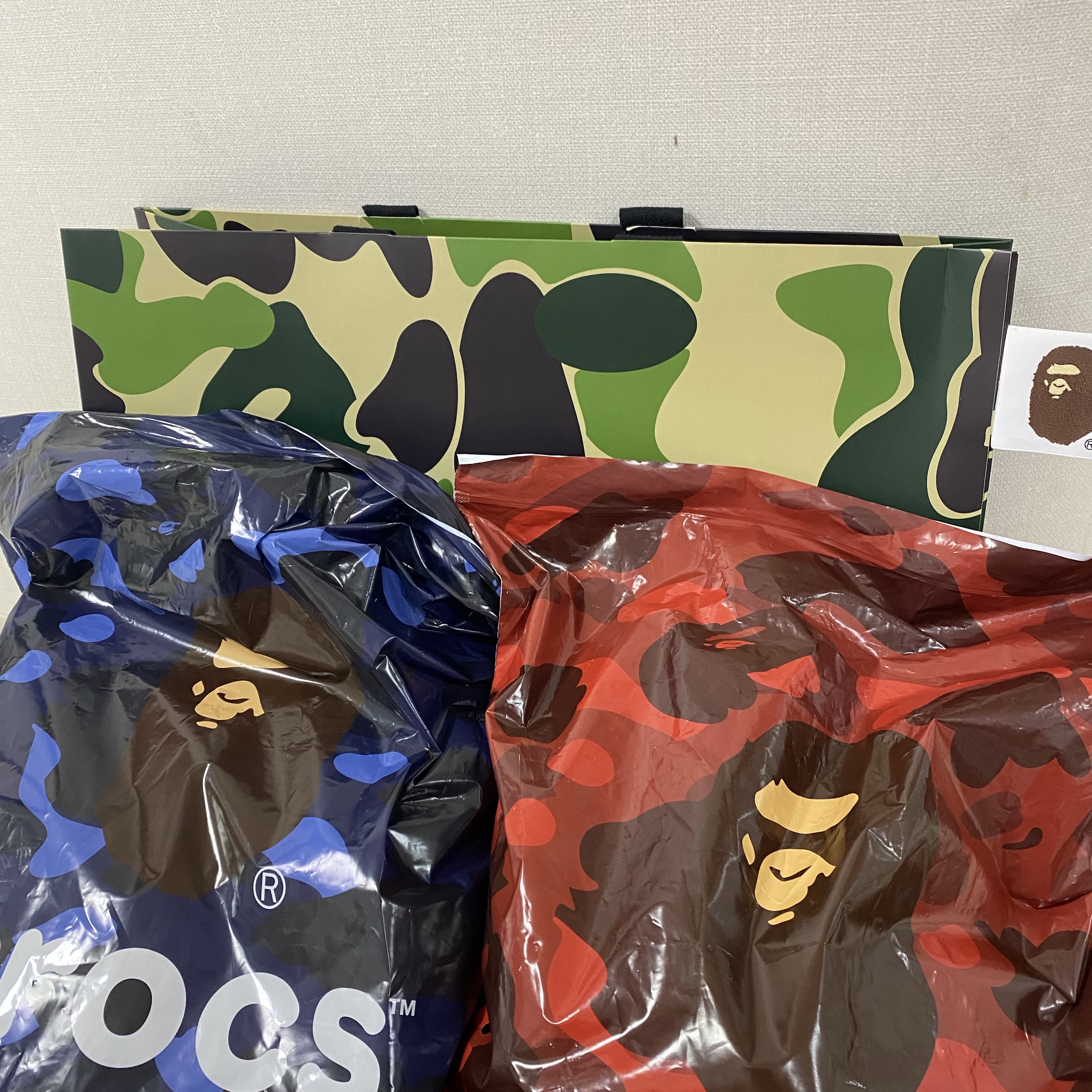 Crocs x BAPE Echo RO Clog Red, Crocs x BAPE Echo RO Clog Navy 착용 스타일 - 3