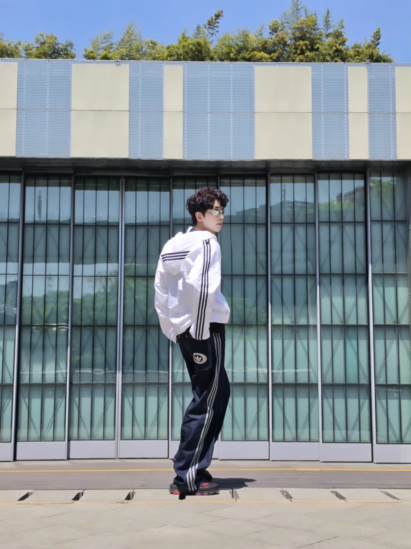 Adidas Essential 3S Woven Windbreaker Jacket White - KR Sizing, Adidas Originals 90s Alternative Sport Wide Leg Skater Jeans Night Navy - KR Sizing 착용 스타일 - 2