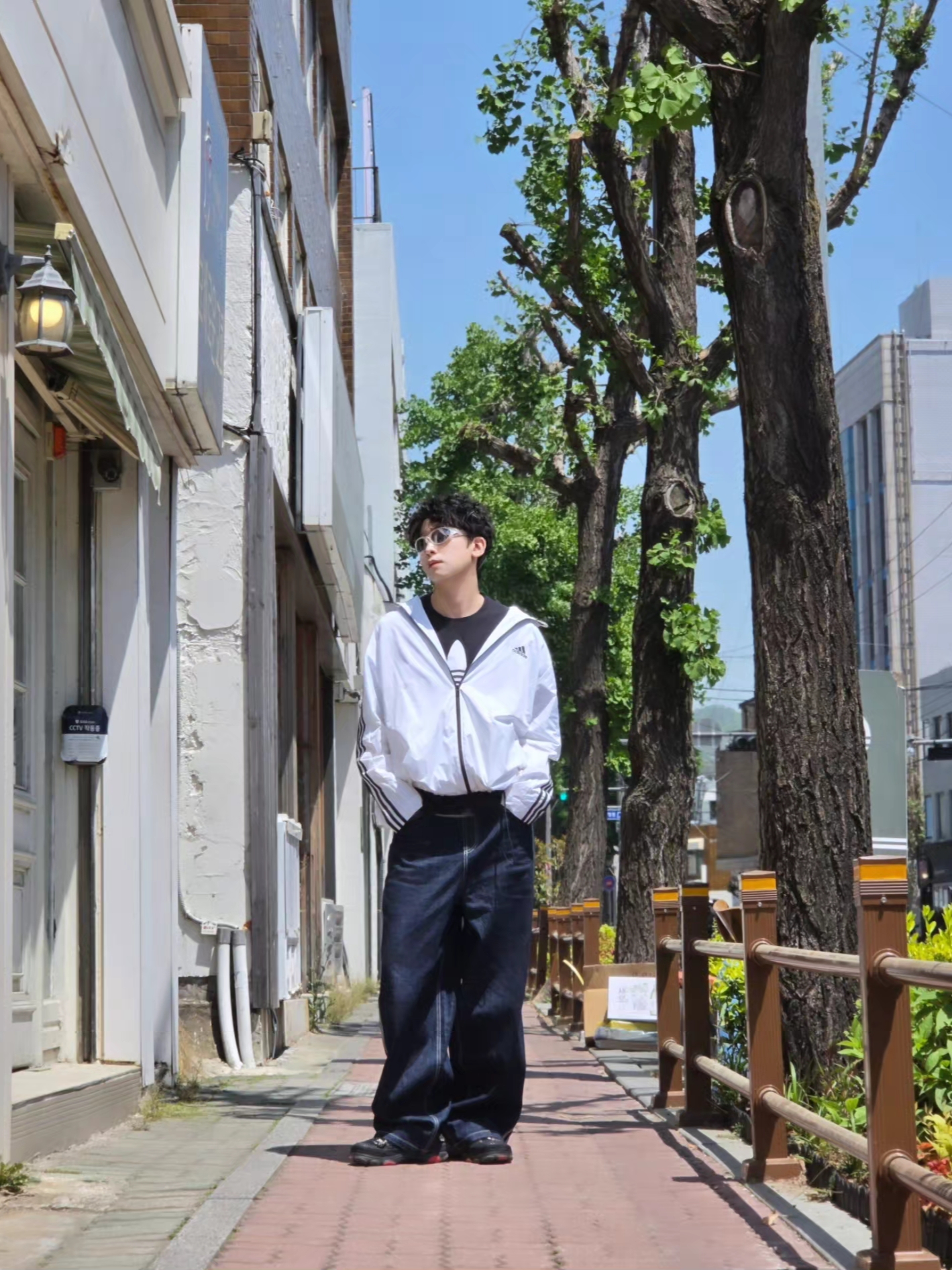 Adidas Essential 3S Woven Windbreaker Jacket White - KR Sizing, Adidas Originals 90s Alternative Sport Wide Leg Skater Jeans Night Navy - KR Sizing 착용 스타일 - 2