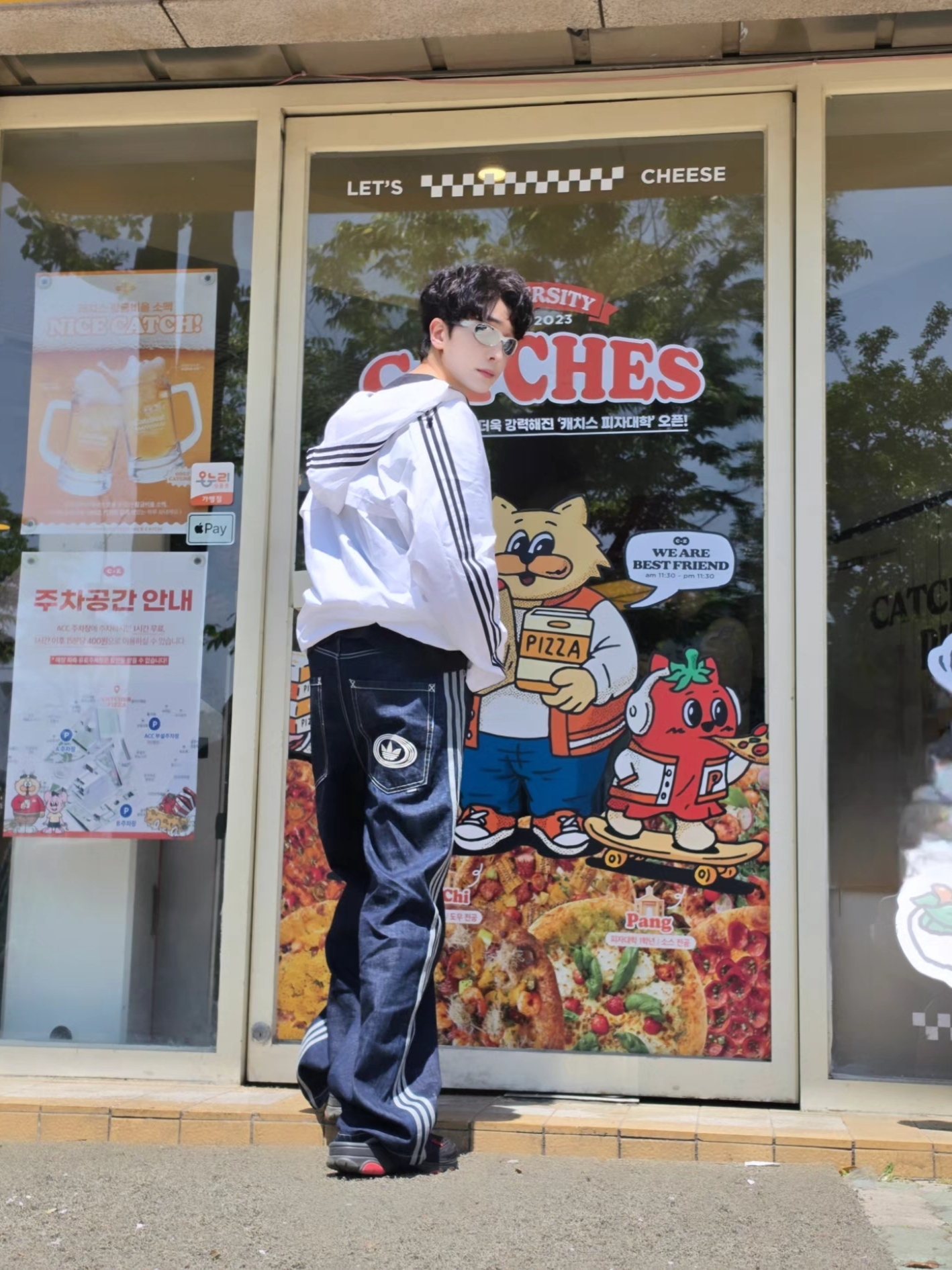 Adidas Essential 3S Woven Windbreaker Jacket White - KR Sizing, Adidas Originals 90s Alternative Sport Wide Leg Skater Jeans Night Navy - KR Sizing 착용 스타일 - 2