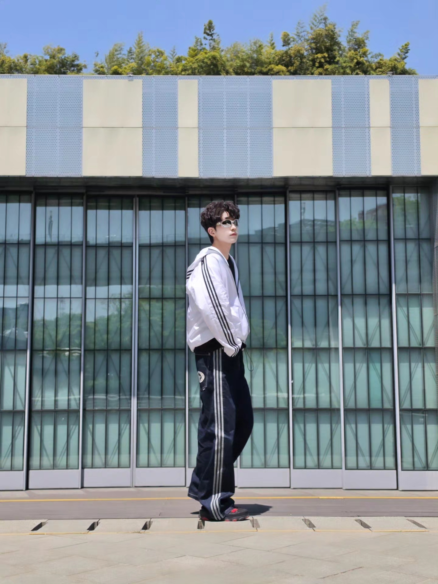 Adidas Essential 3S Woven Windbreaker Jacket White - KR Sizing, Adidas Originals 90s Alternative Sport Wide Leg Skater Jeans Night Navy - KR Sizing 착용 스타일 - 3