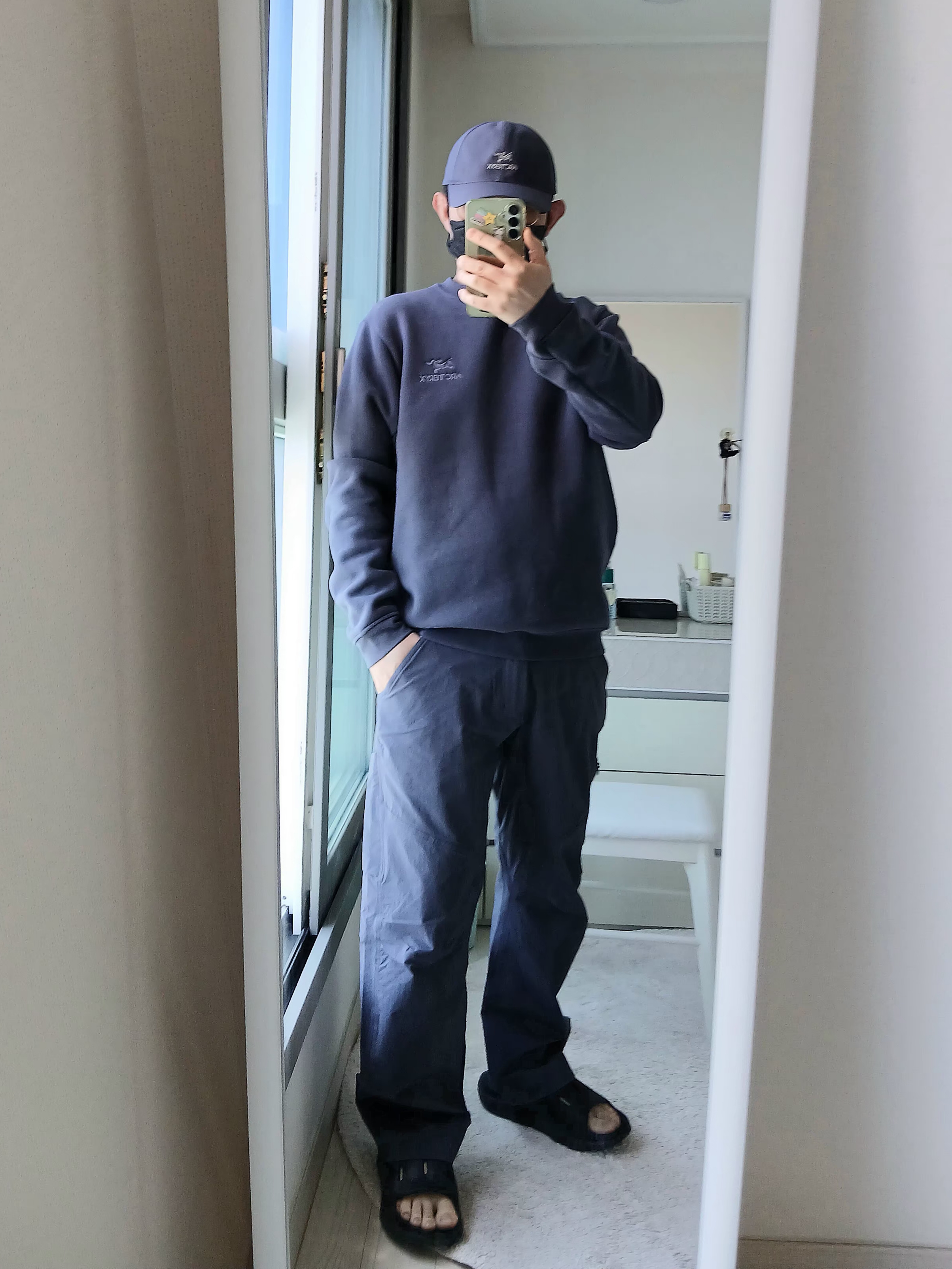 Arc'teryx Cronin Pants Dk Stratus, Arc'teryx Emblem Fleece Crew Neck Pullover  Dk Stratus 착용 스타일 - 8