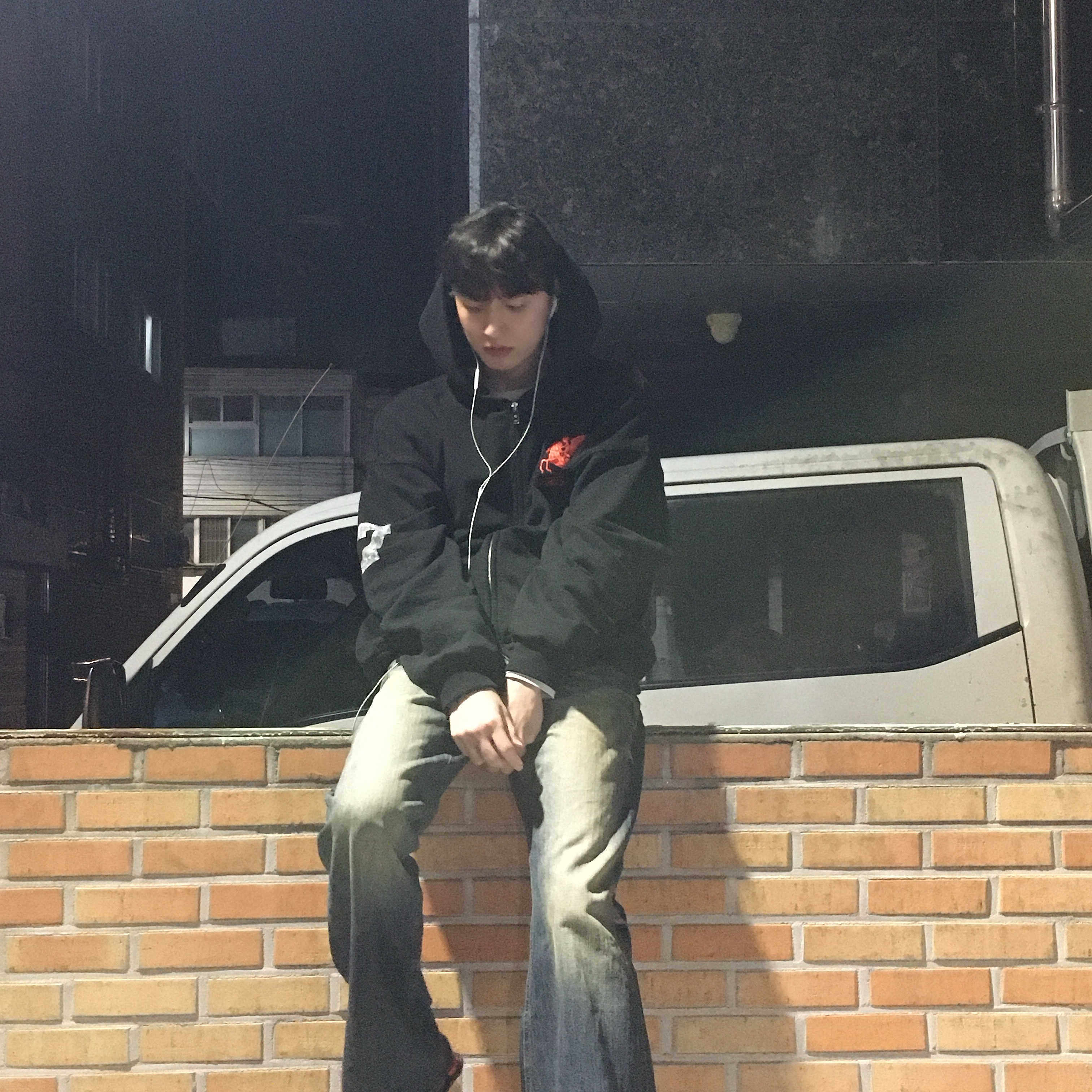 PACOSPLY Falling Angel Zip Up Hoodie Black, PACOSPLY Crushed Boots Jeans Rusty Blue 착용 스타일 - 4