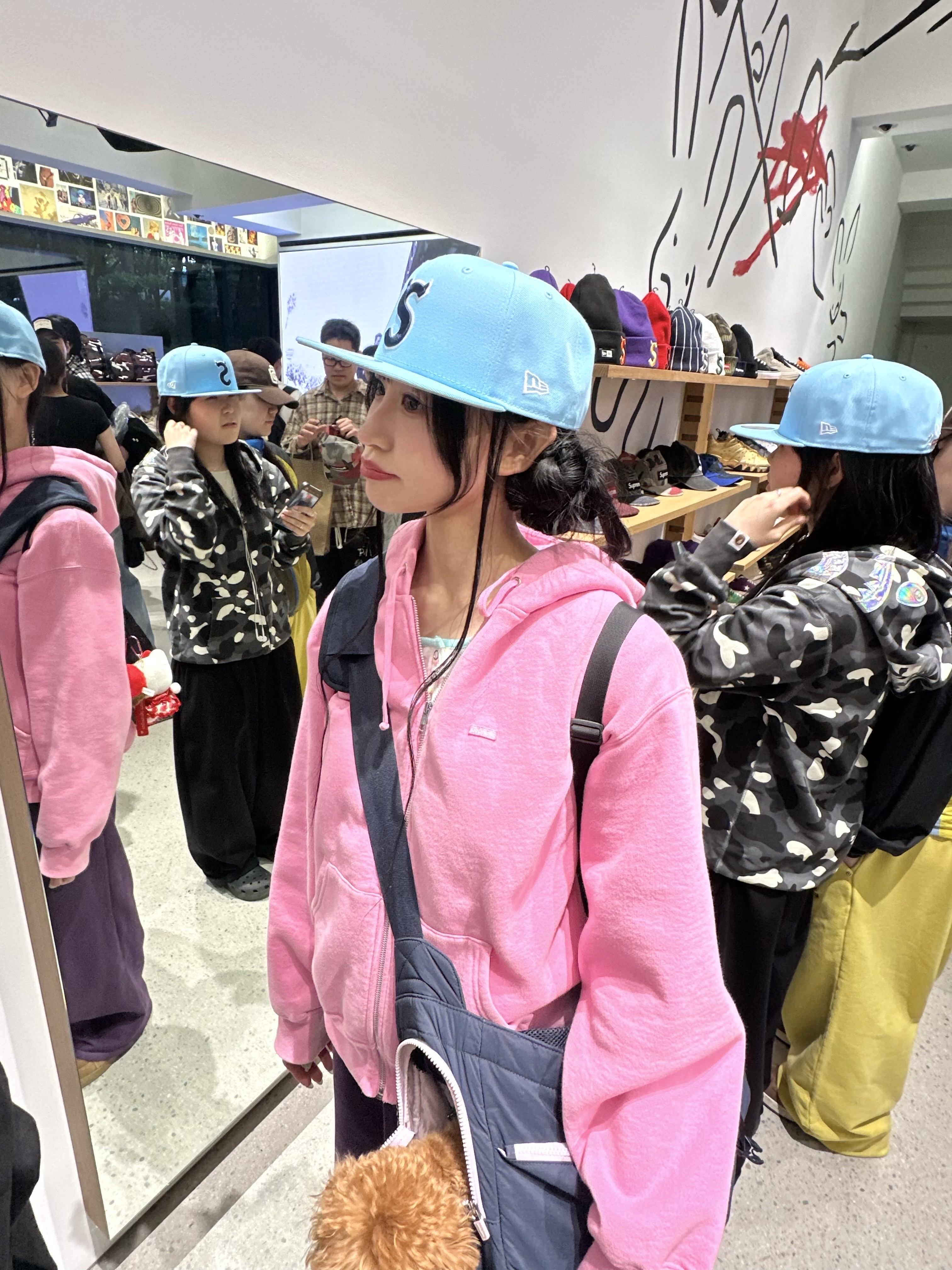 Supreme Small Box Zip Up Hooded Sweatshirt Pink - 23FW, Supreme Devil S Logo New Era Light Blue - 26SS 착용 스타일 - 1
