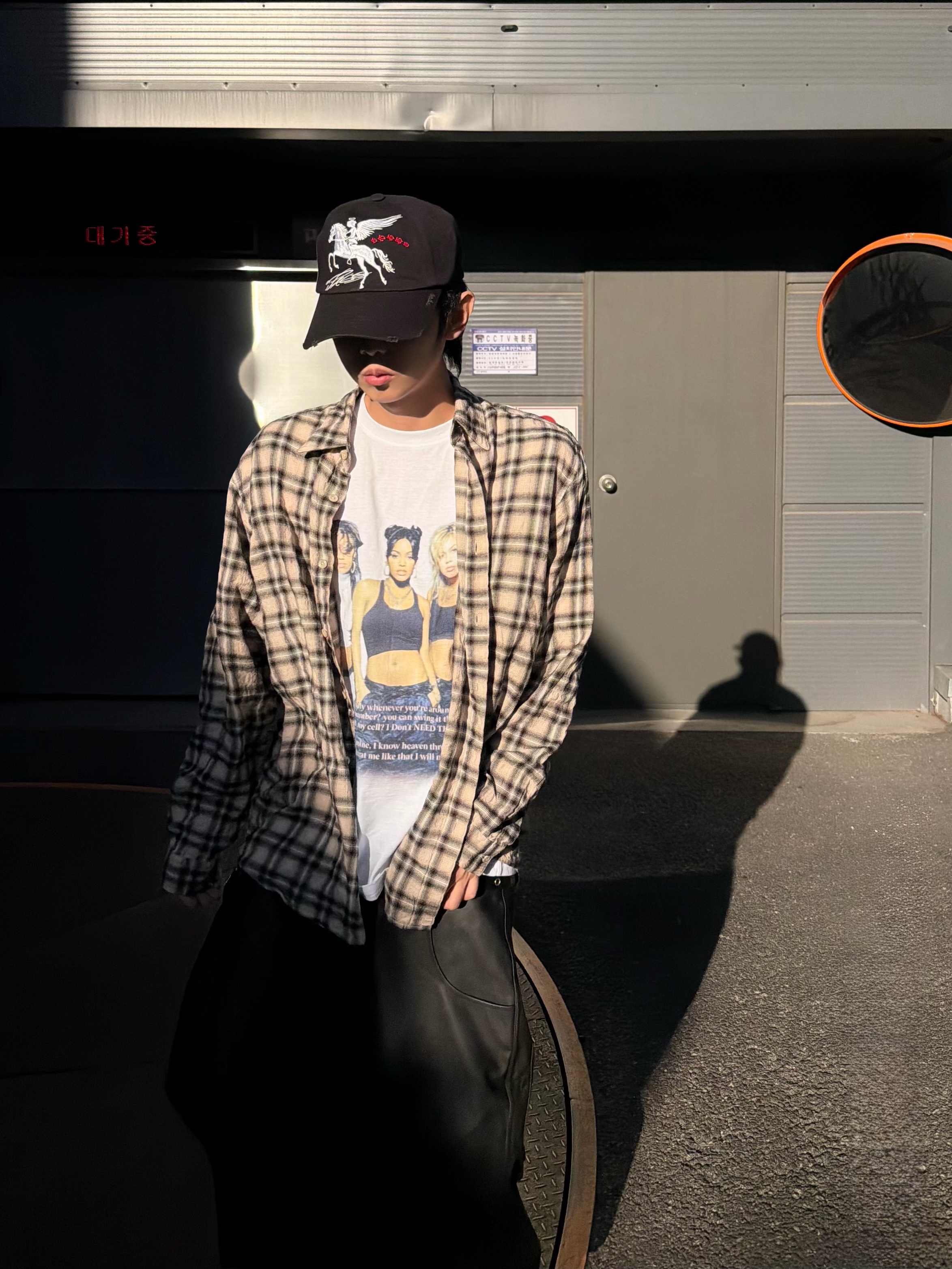 PACOSPLY Falling Angel Cap Black, PACOSPLY Dolly T-Shirts White 착용 스타일 - 2
