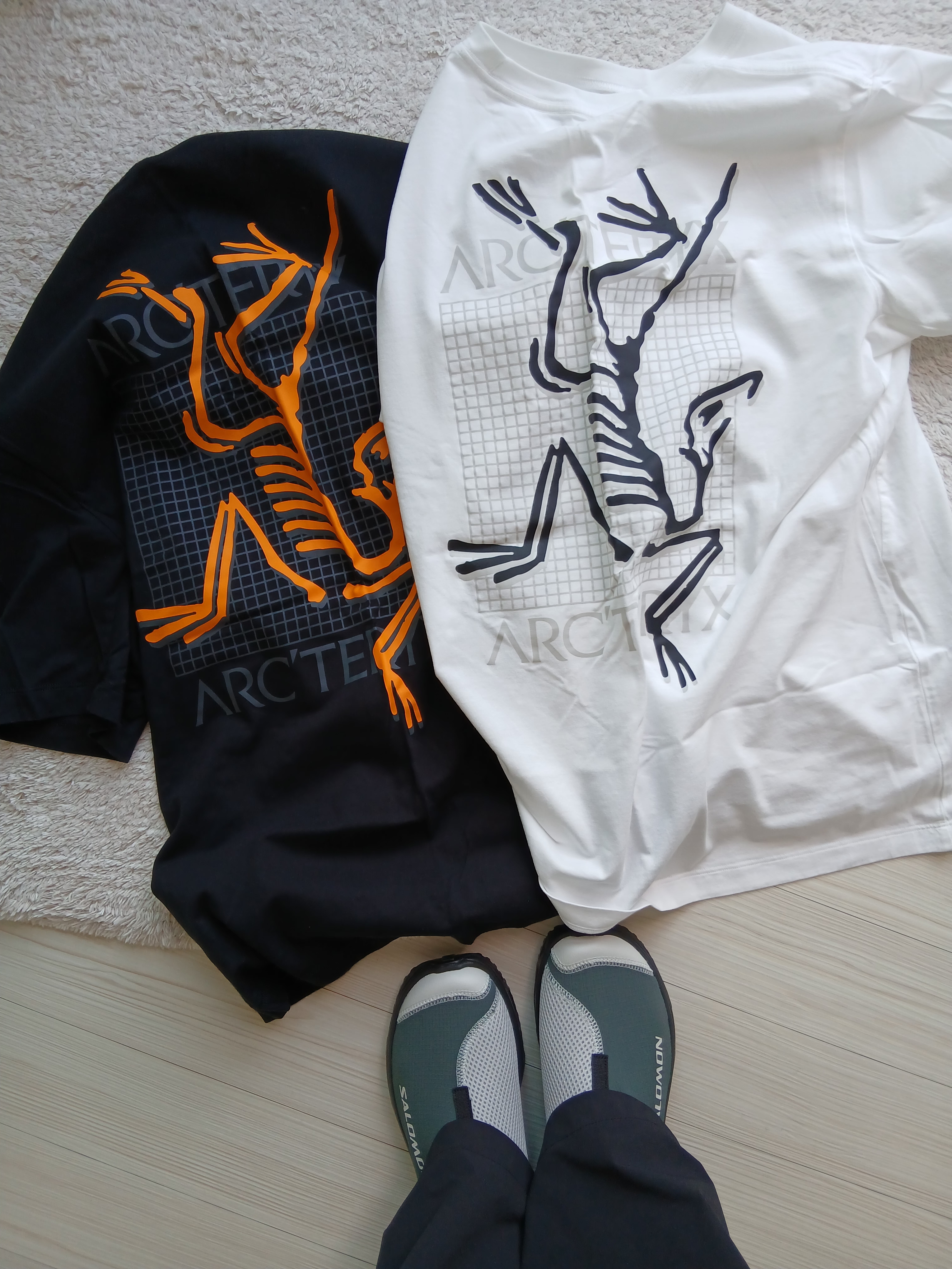 Arc'teryx Arc'Multi Bird Logo SS T-Shirt Black, Arc'teryx Arc'Multi Bird Logo SS T-Shirt White Light 착용 스타일 - 1