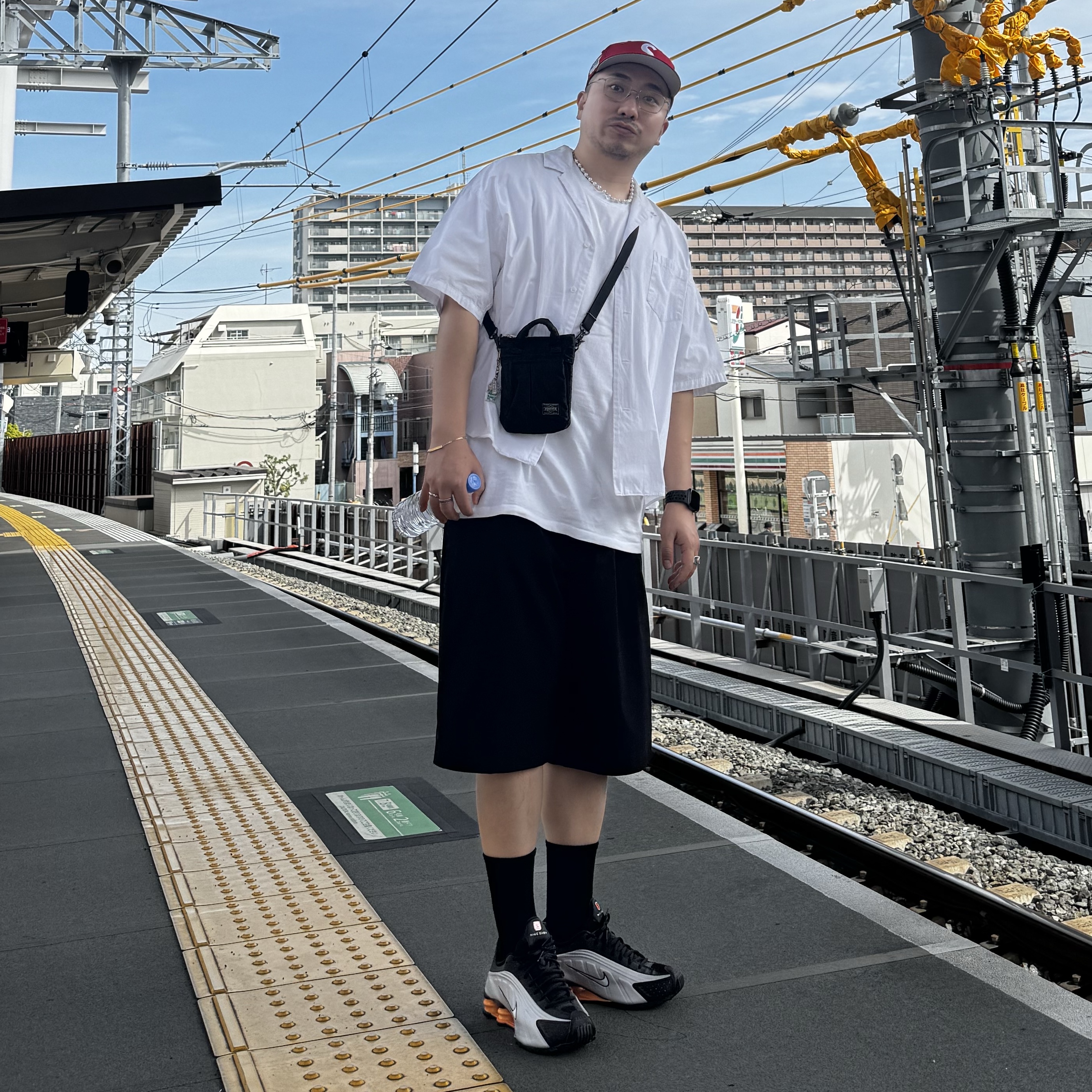 Nike Shox R4 Black Vast Grey, Supreme World Famous S Logo 6-Panel Red - 26SS 착용 스타일