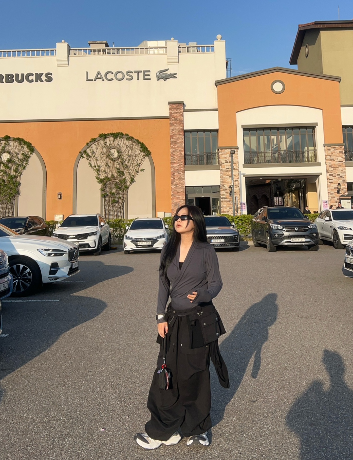 Balenciaga Cargo Sneakers White Grey, Balenciaga Swift Oval Sunglasses Black 착용 스타일 - 2