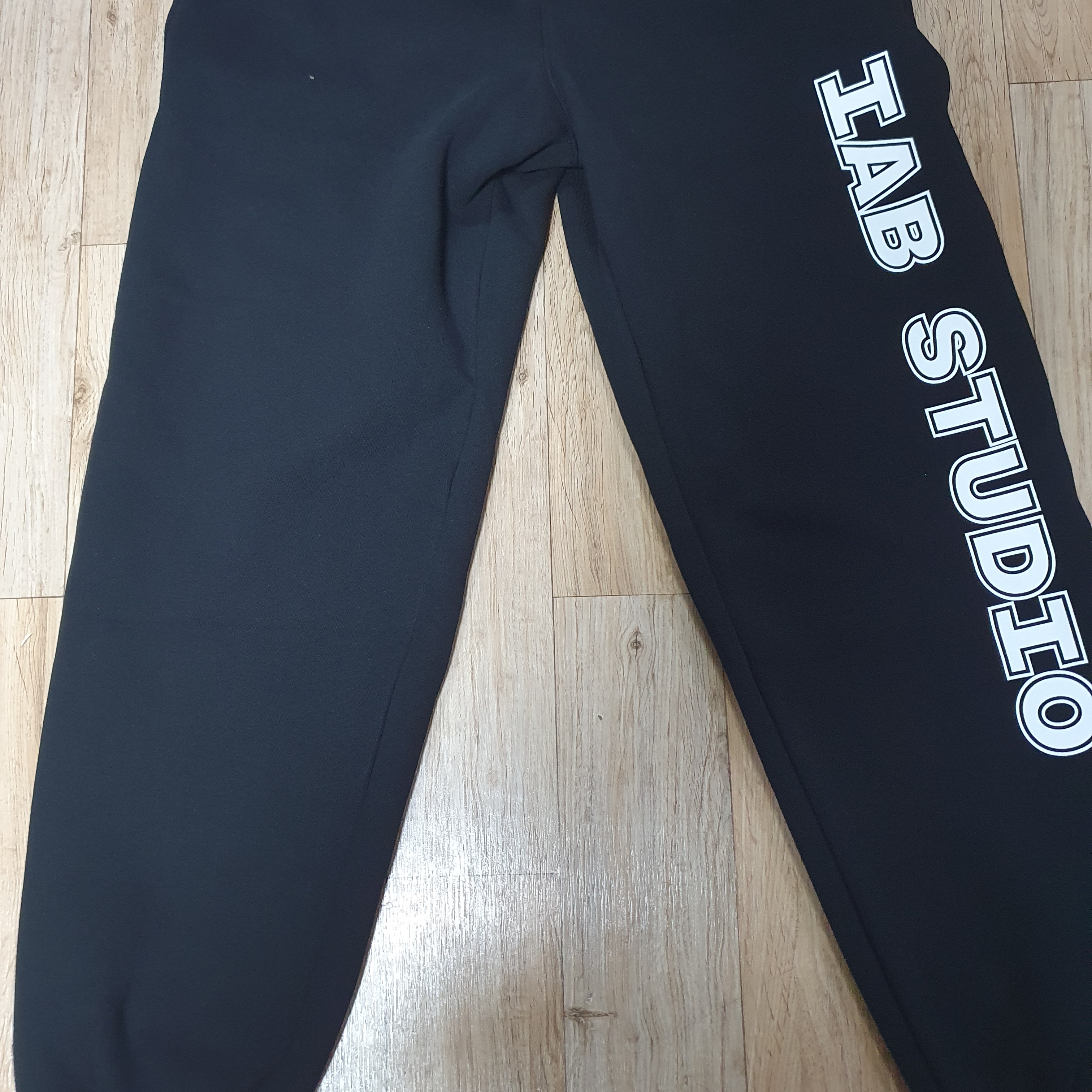 IAB Studio IAB Straight Logo Sweatpants Black 착용 스타일
