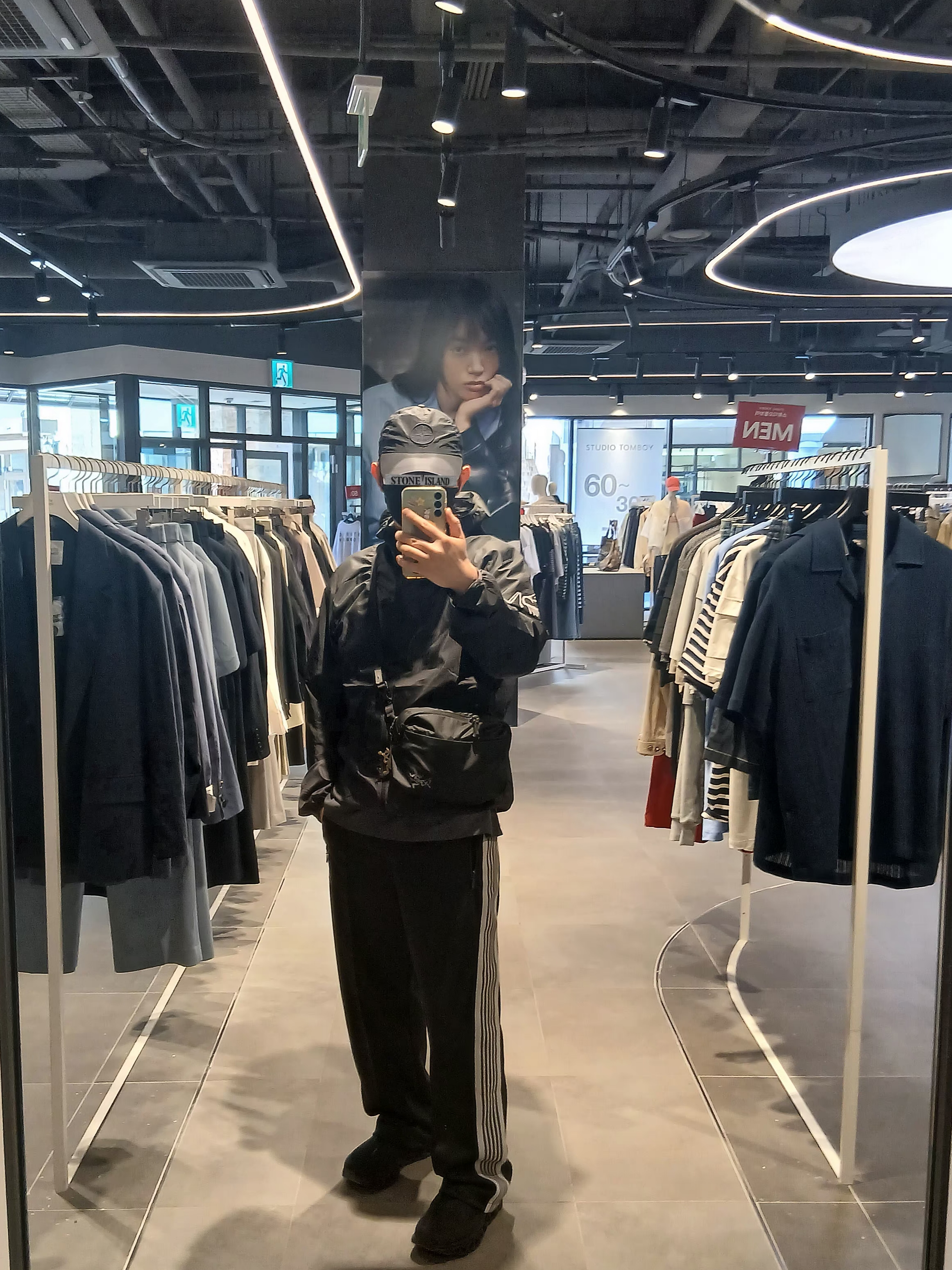 Stone Island 9100011 Nylon Metal in Econyl Baseball Cap with Drawcord Compass Embroidery Black, Arc'teryx Norvan Windshell Hoody Black Graphite 착용 스타일 - 3