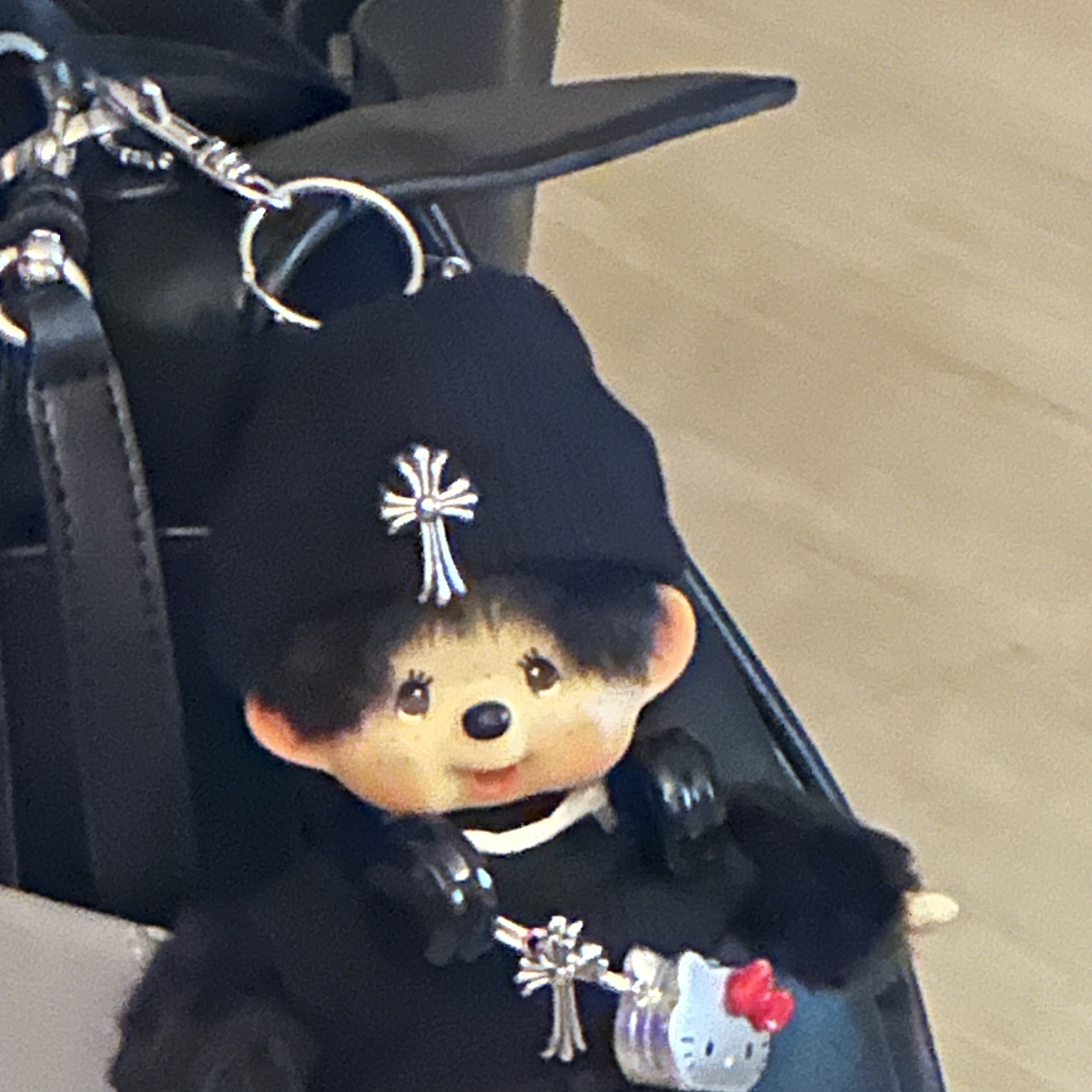 Monchhichi Colors Key Chain Black, Balenciaga Turner Charm Keychain Multicolored 착용 스타일 - 2