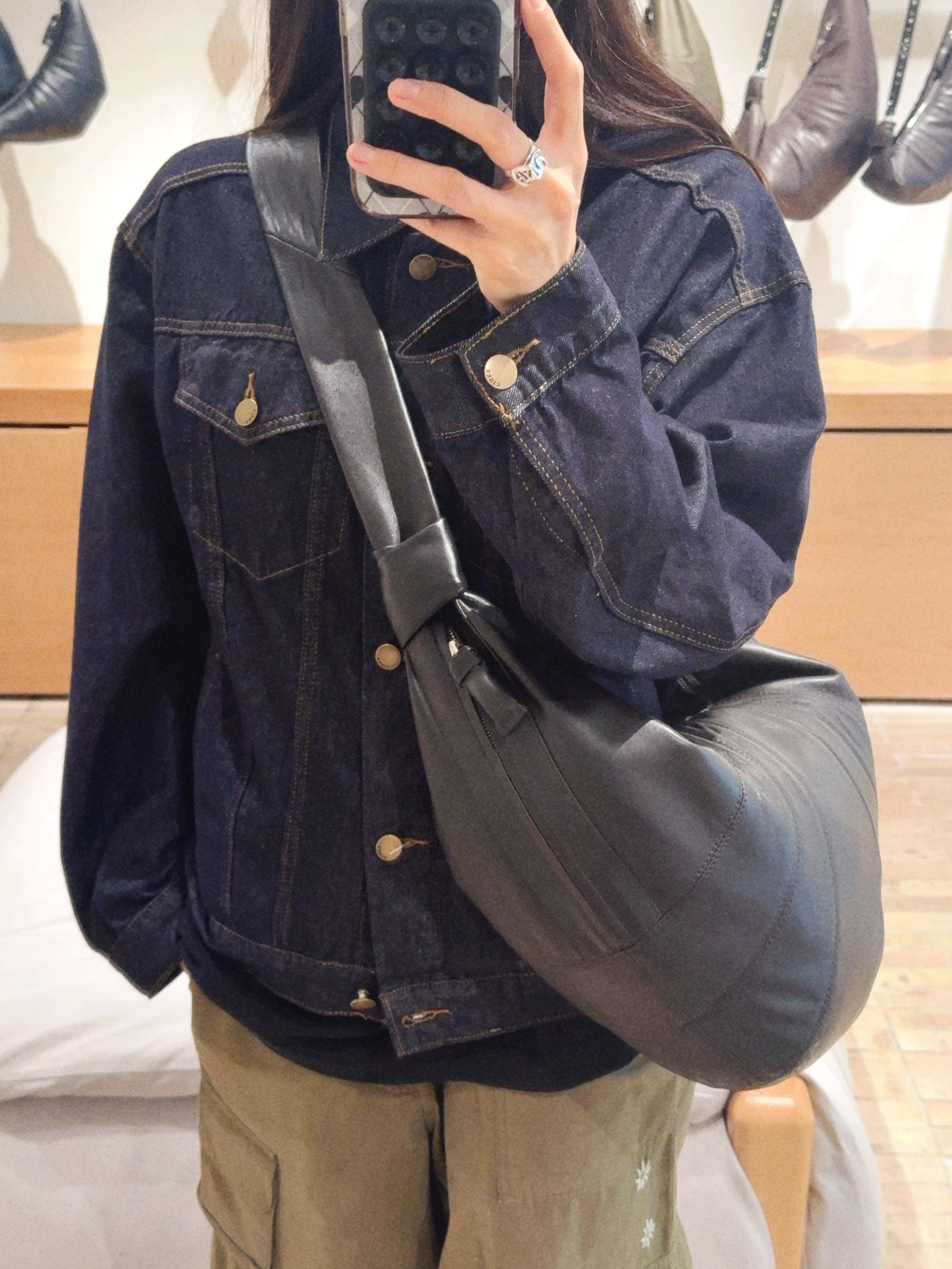 GARGG MAGSAFE LAYERS FRAME CASE CLEAR BLACK - TEXTURED HEART, Lemaire Large Croissant Bag Soft Grained Leather Dark Chocolate 착용 스타일 - 2