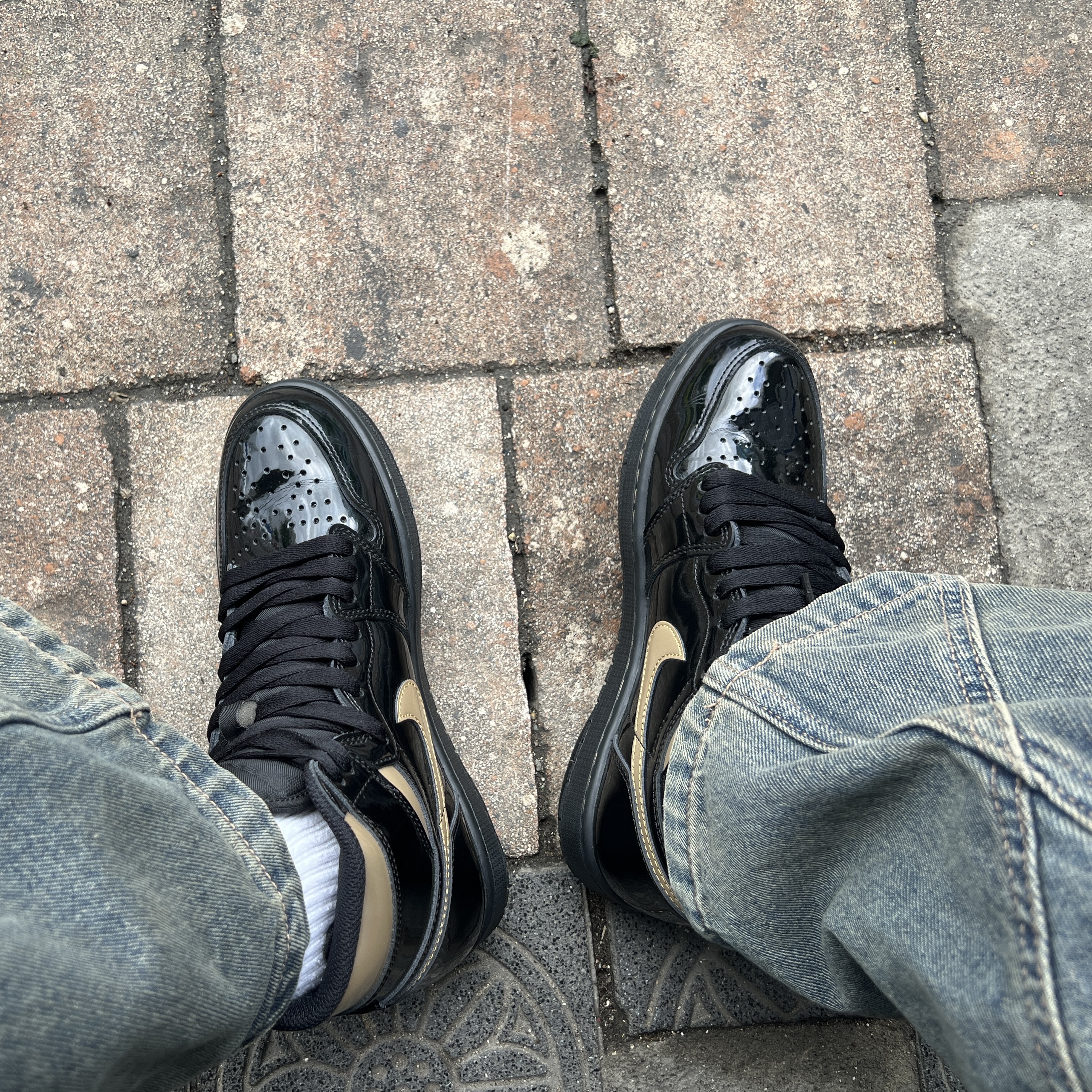 Jordan 1 Retro High OG Metallic Gold 착용 스타일