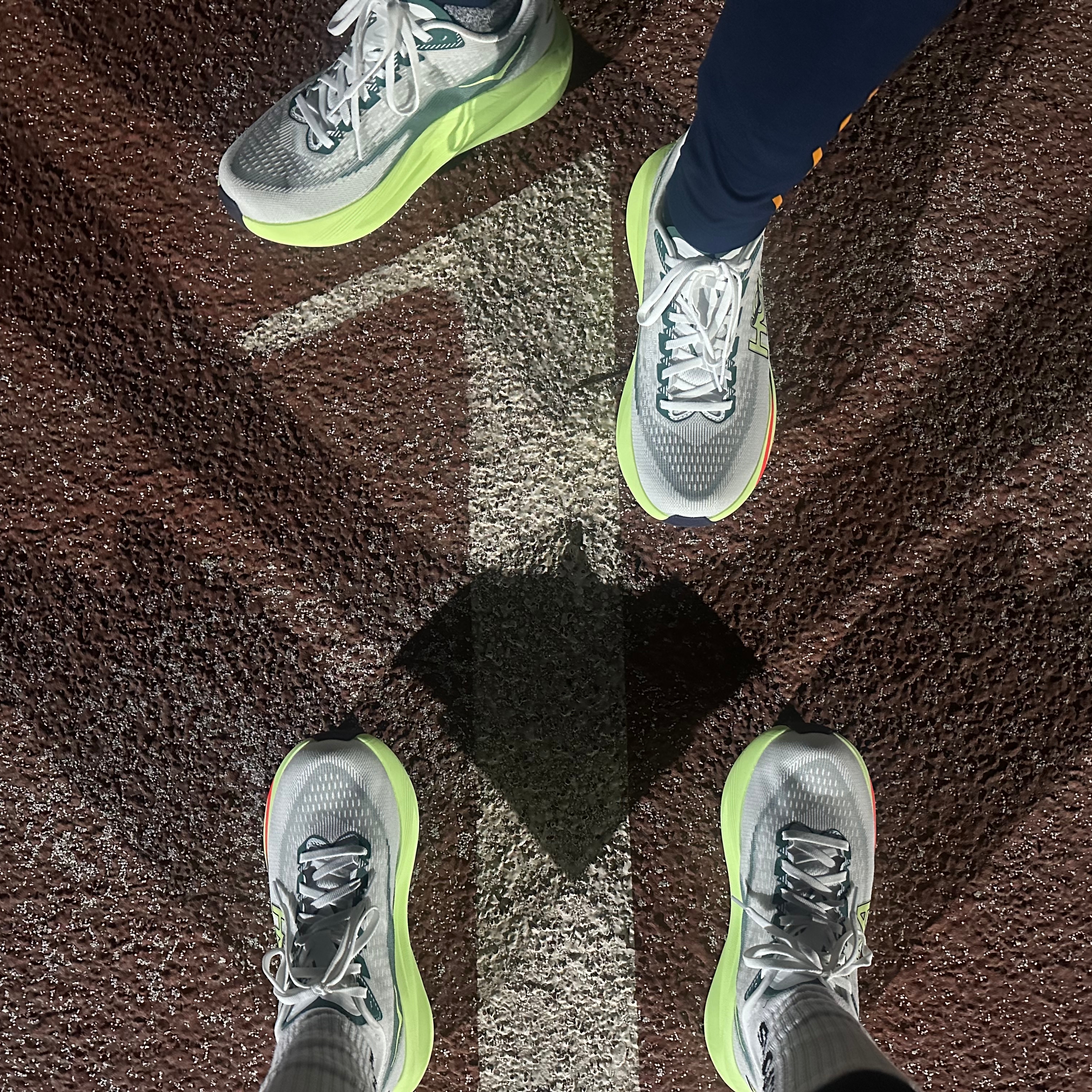 (W) Hoka Mach 7 Frost Neon Yuzu - Wide, Hoka Mach 7 Frost Neon Yuzu - Wide 착용 스타일