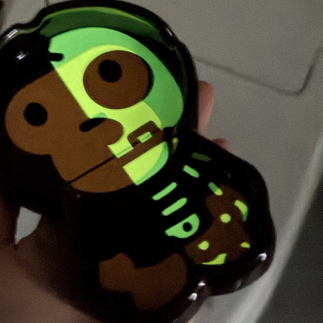 BAPE Baby Milo Skull Glow In The Dark Tray Brown 착용 스타일 - 2