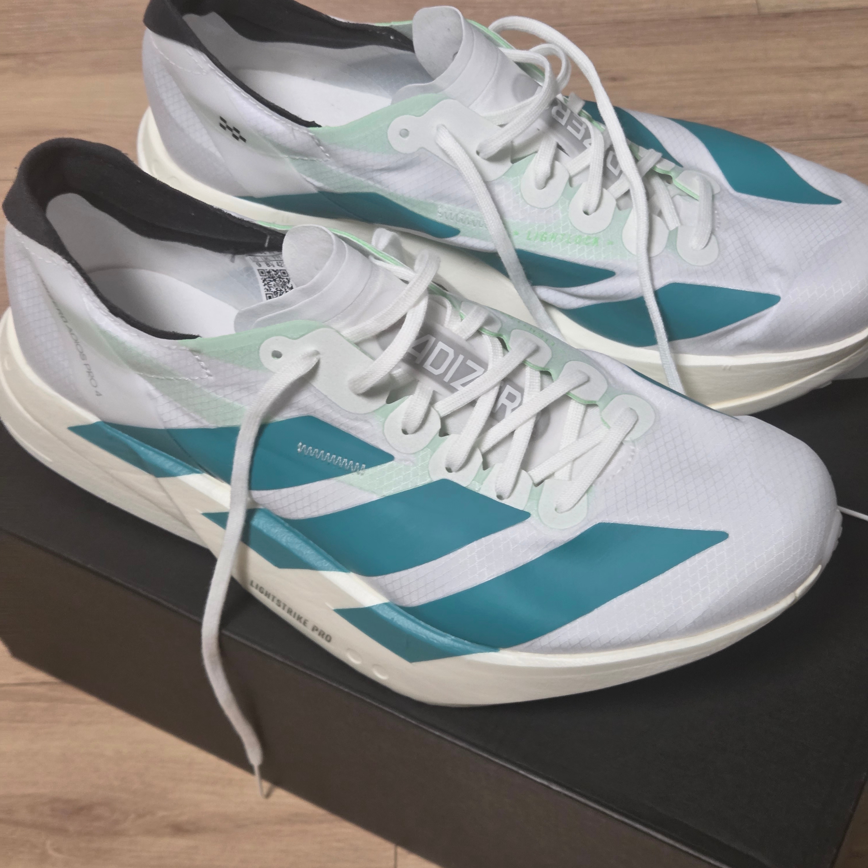 Adidas Adizero Adios Pro 4 Cloud White Pure Teal 착용 스타일 - 5