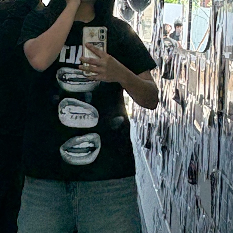 AMOU Kalt Lips Half T-Shirts Black 착용 스타일
