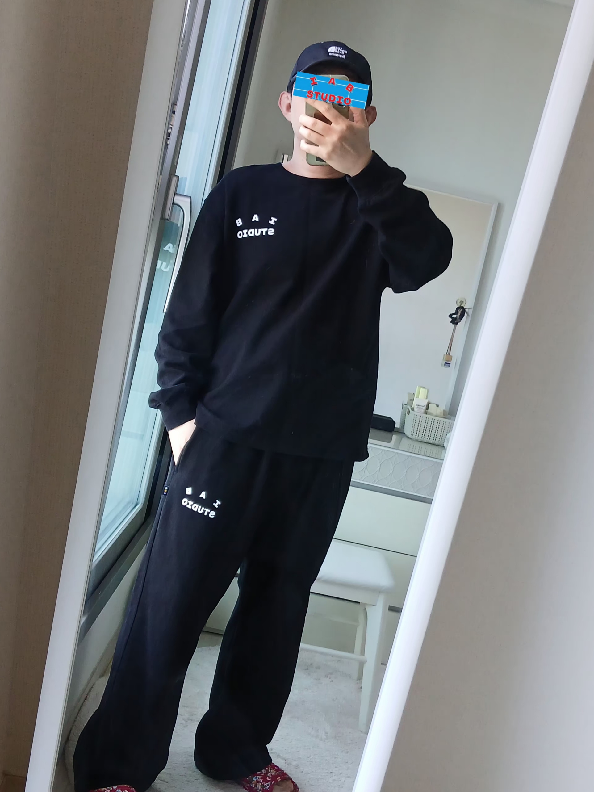 IAB Studio IAB Sweatpants Black, IAB Studio Long Sleeve Black - 23FW 착용 스타일 - 1