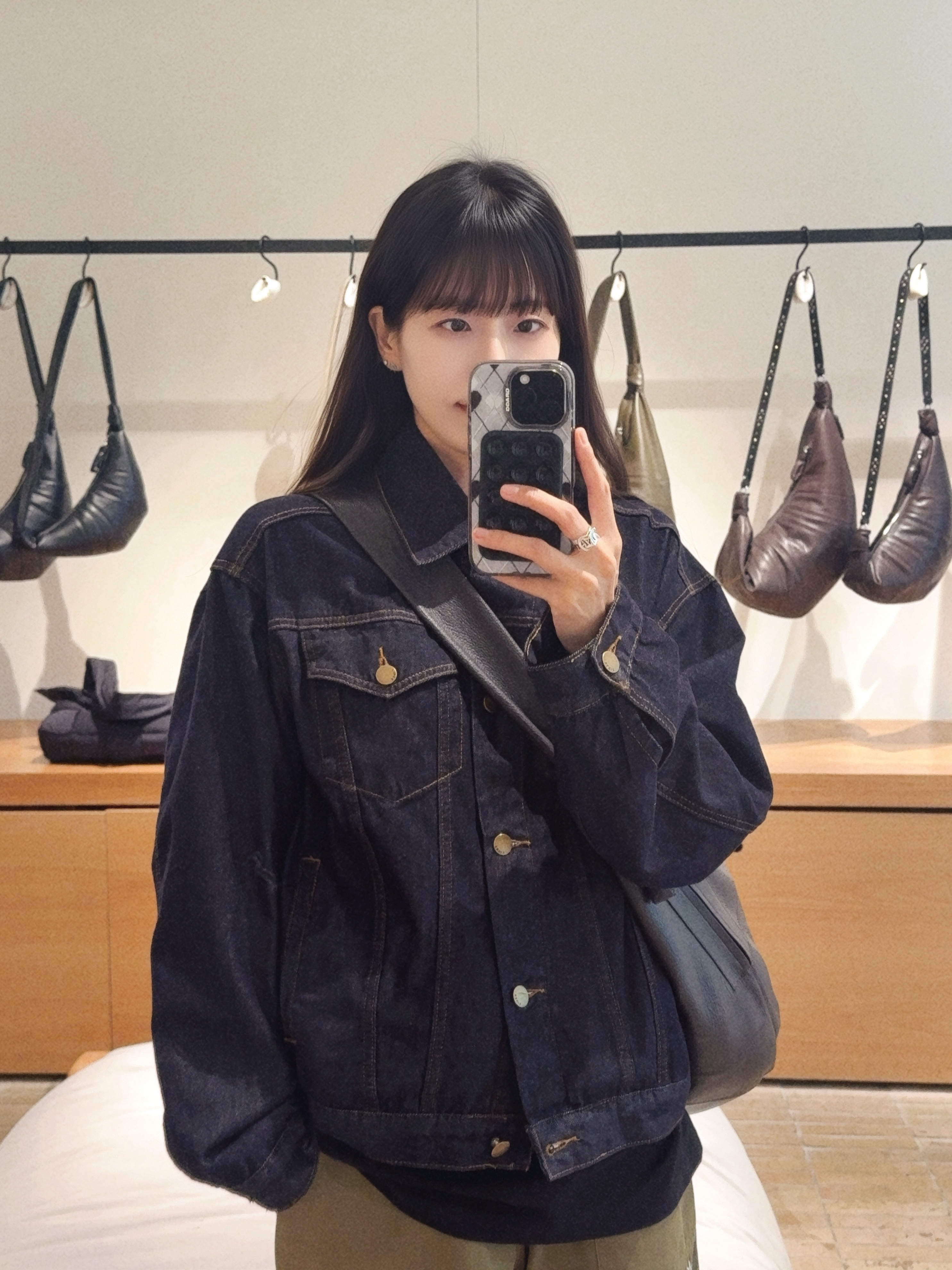GARGG MAGSAFE LAYERS FRAME CASE CLEAR BLACK - TEXTURED HEART, Lemaire Large Croissant Bag Soft Grained Leather Dark Chocolate 착용 스타일 - 1