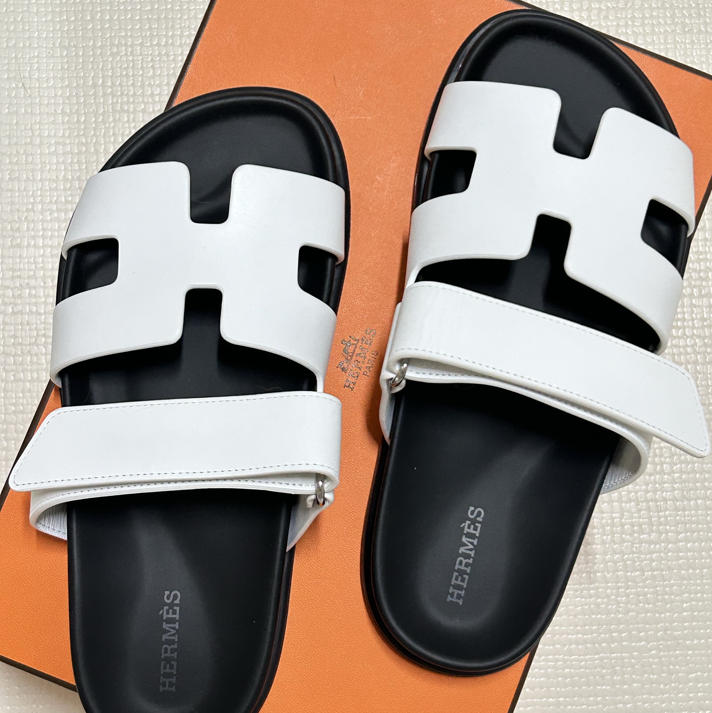 (W) Hermes Chypre Sandal Calfskin & Blanc 착용 스타일