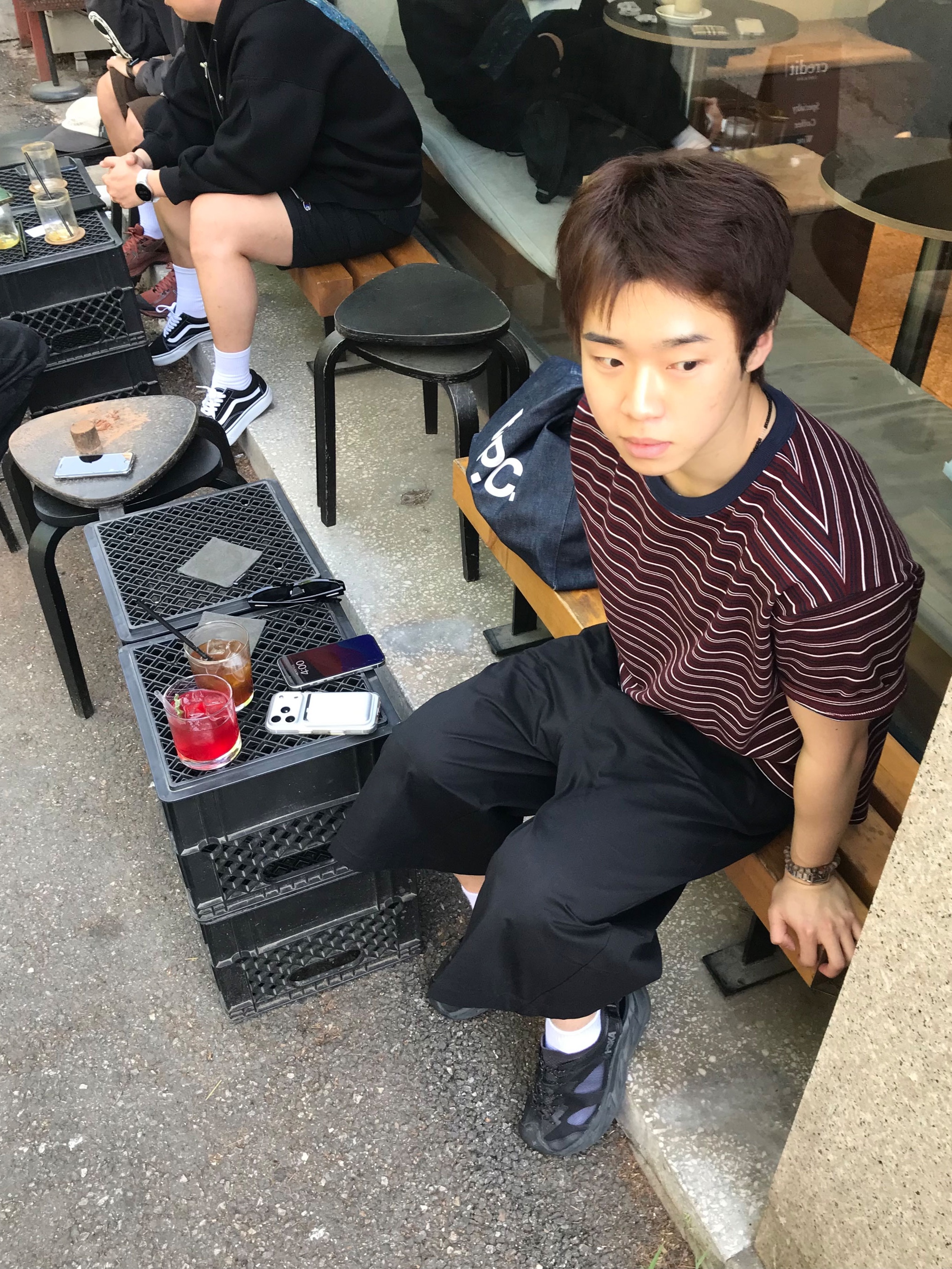 A.P.C. Daniela Shopping Bag Indigo, Hoka Hopara 2 Black 착용 스타일 - 1