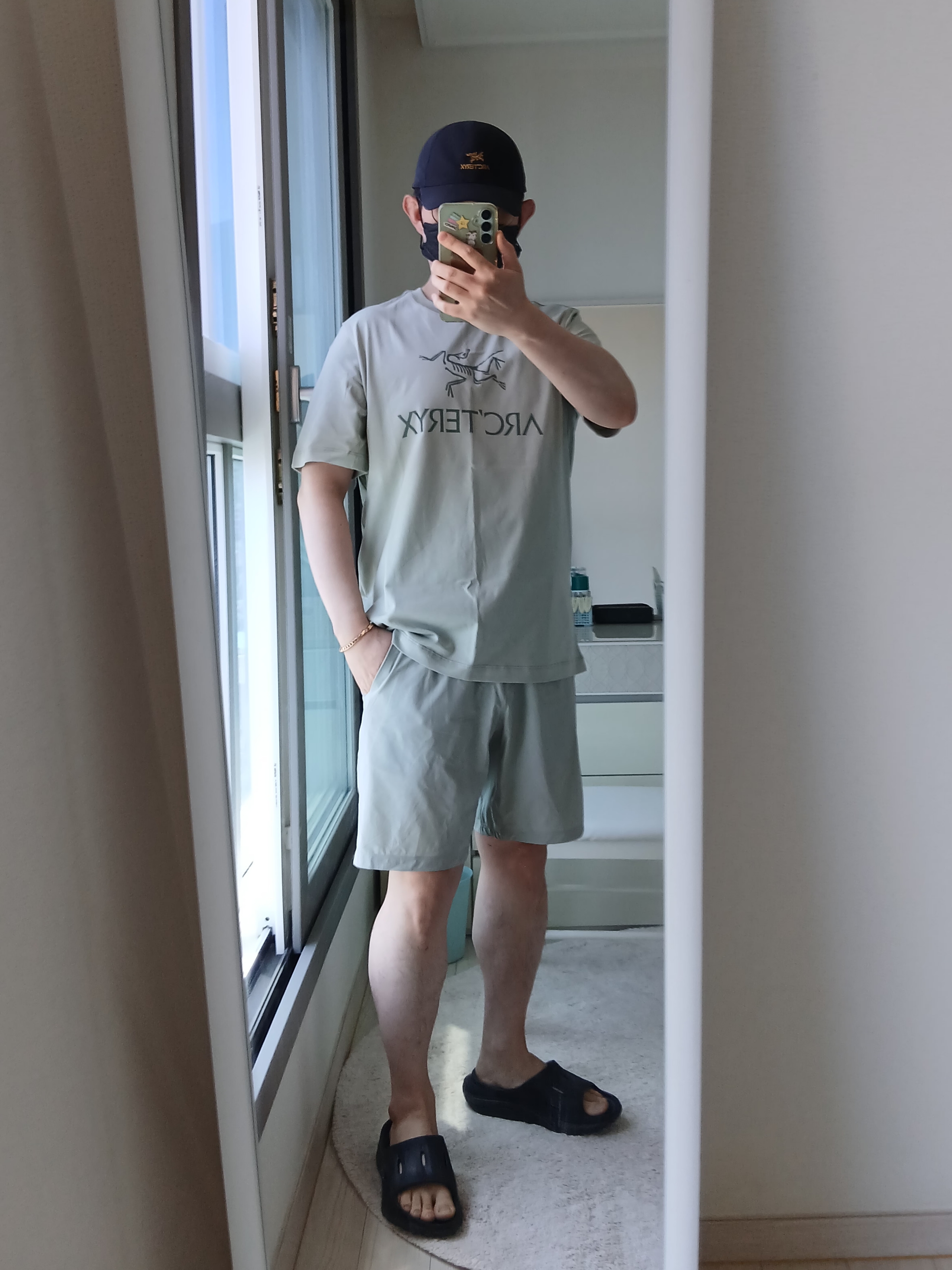 Arc'teryx Bird Word Cap 24K Black, Arc'teryx Arc'word Logo SS T-Shirt Habitat 착용 스타일 - 1