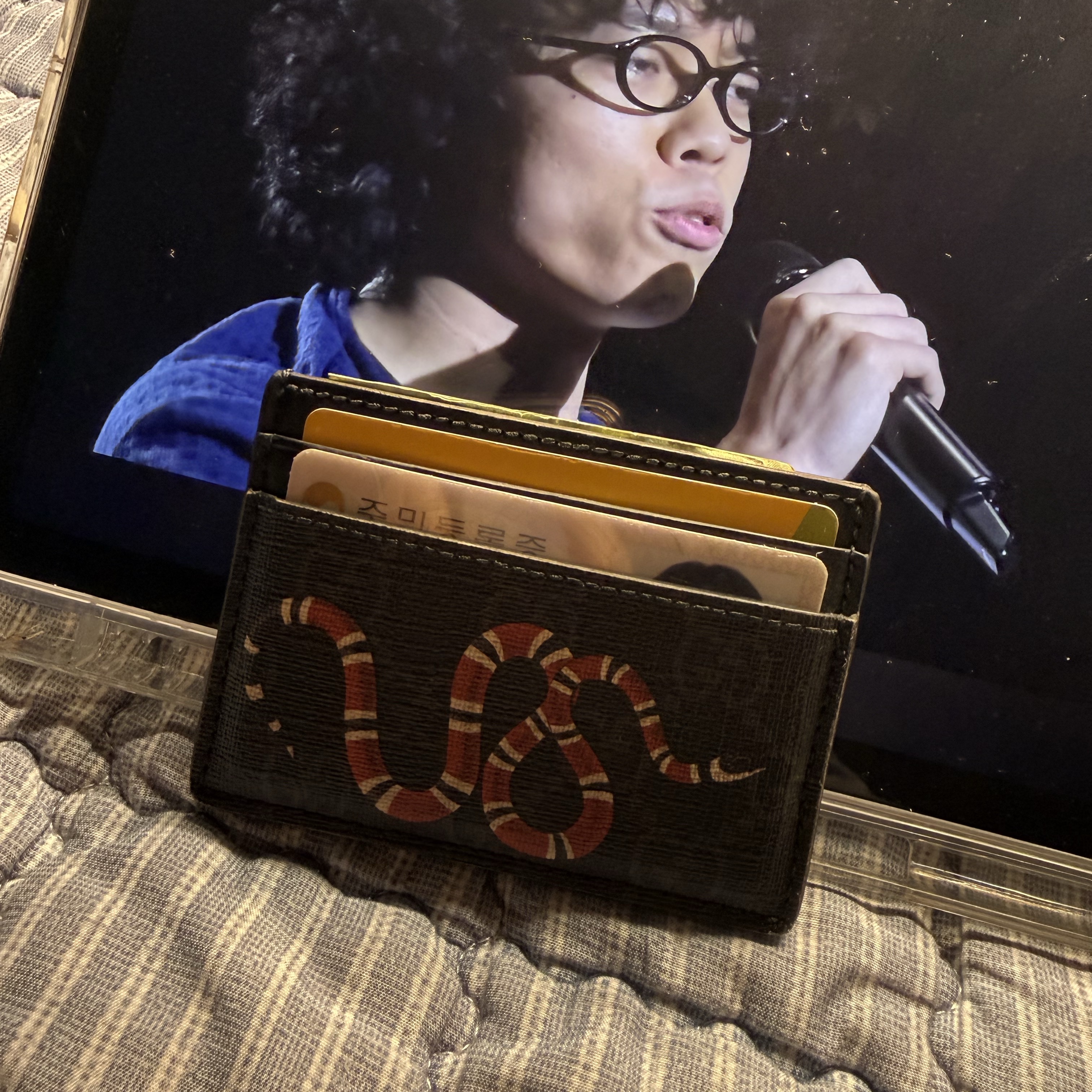 Gucci Bestiary Kingsnake Print Card Case Black 착용 스타일