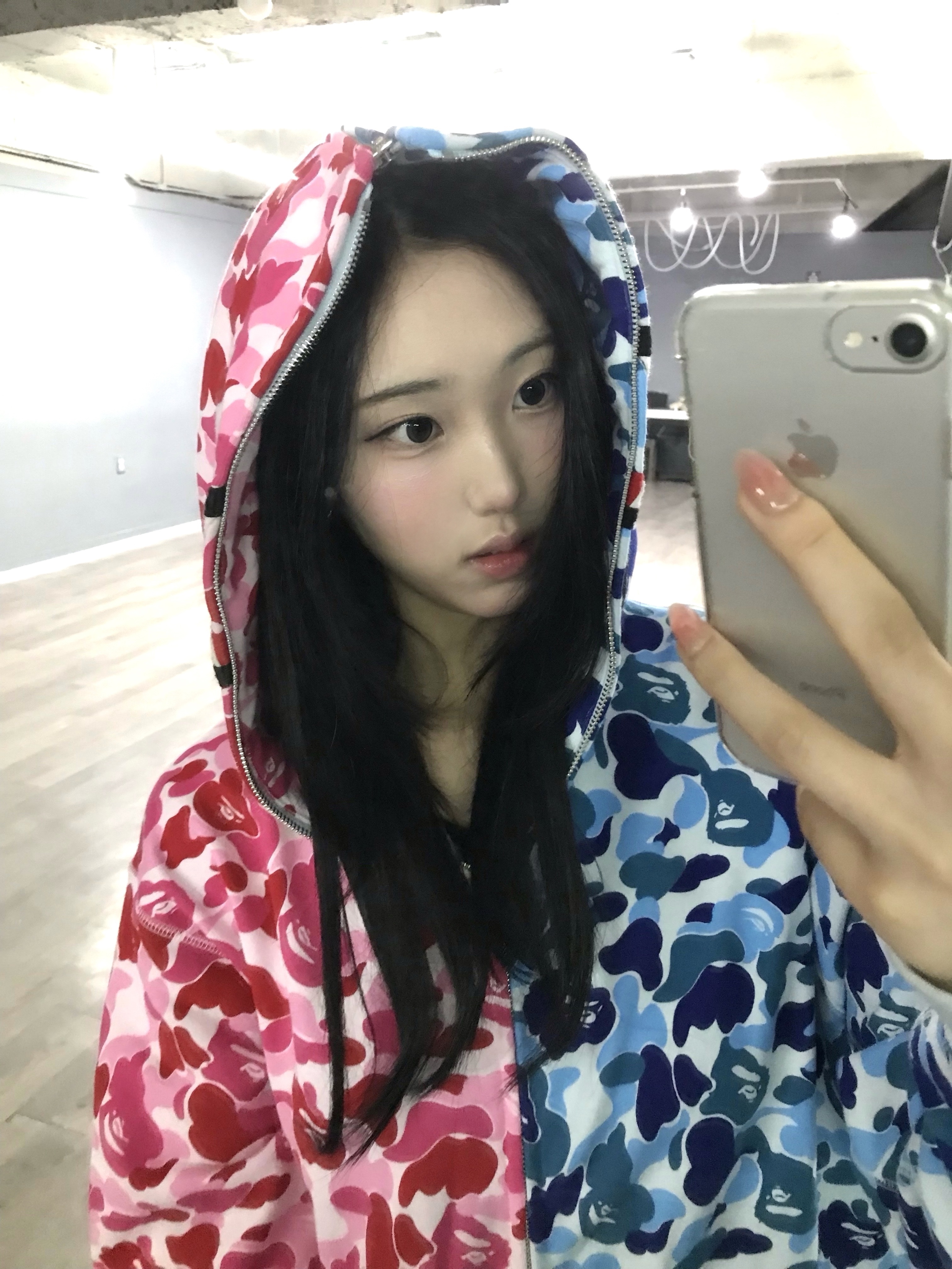 BAPE ABC Camo Separate Shark Full Zip Hoodie Blue Pink 착용 스타일 - 4