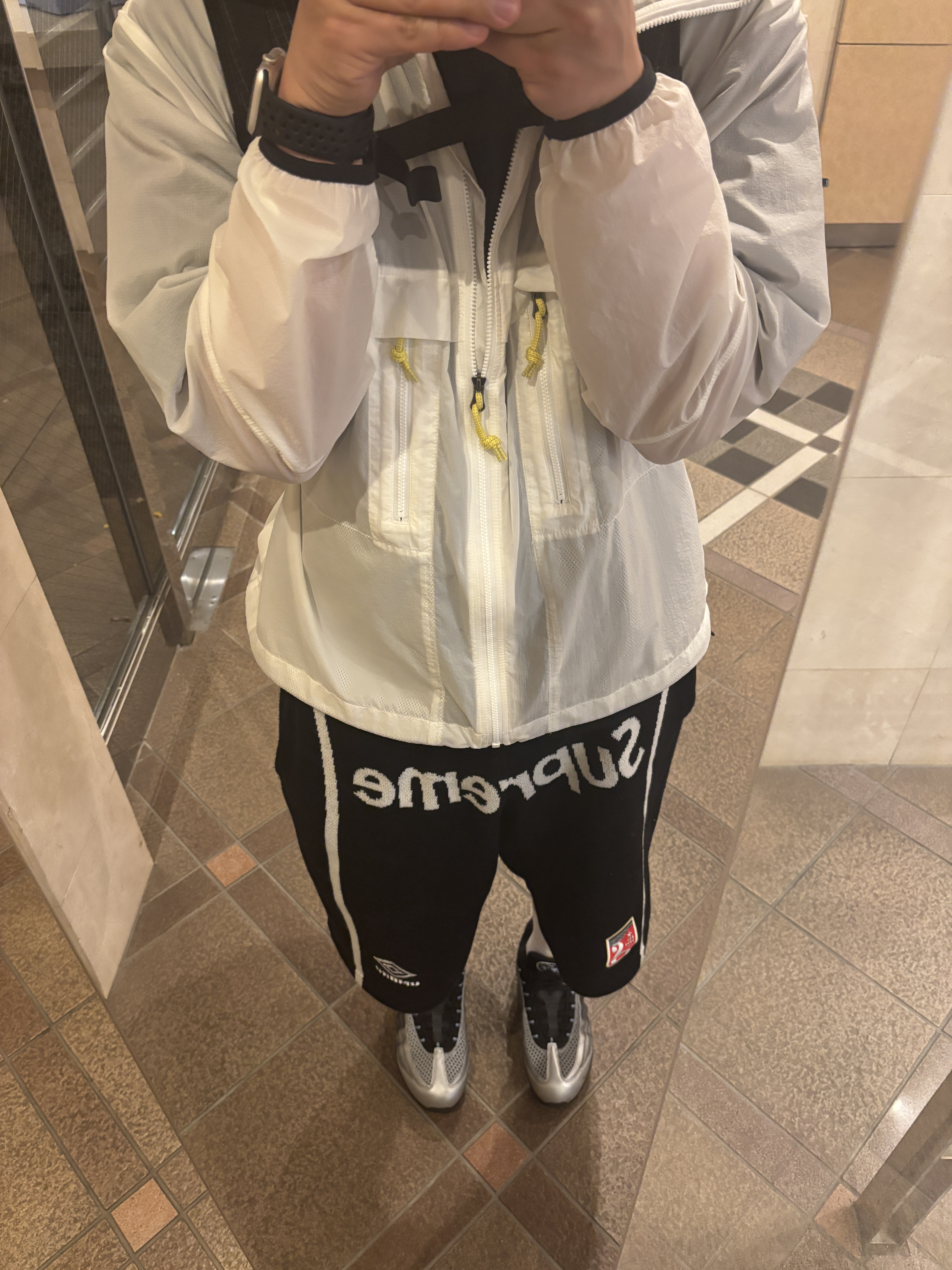 Supreme x Umbro Knit Soccer Shorts Black - 25SS, Nike x Palace Air Max 95 Metallic Silver Aluminum 착용 스타일 - 2