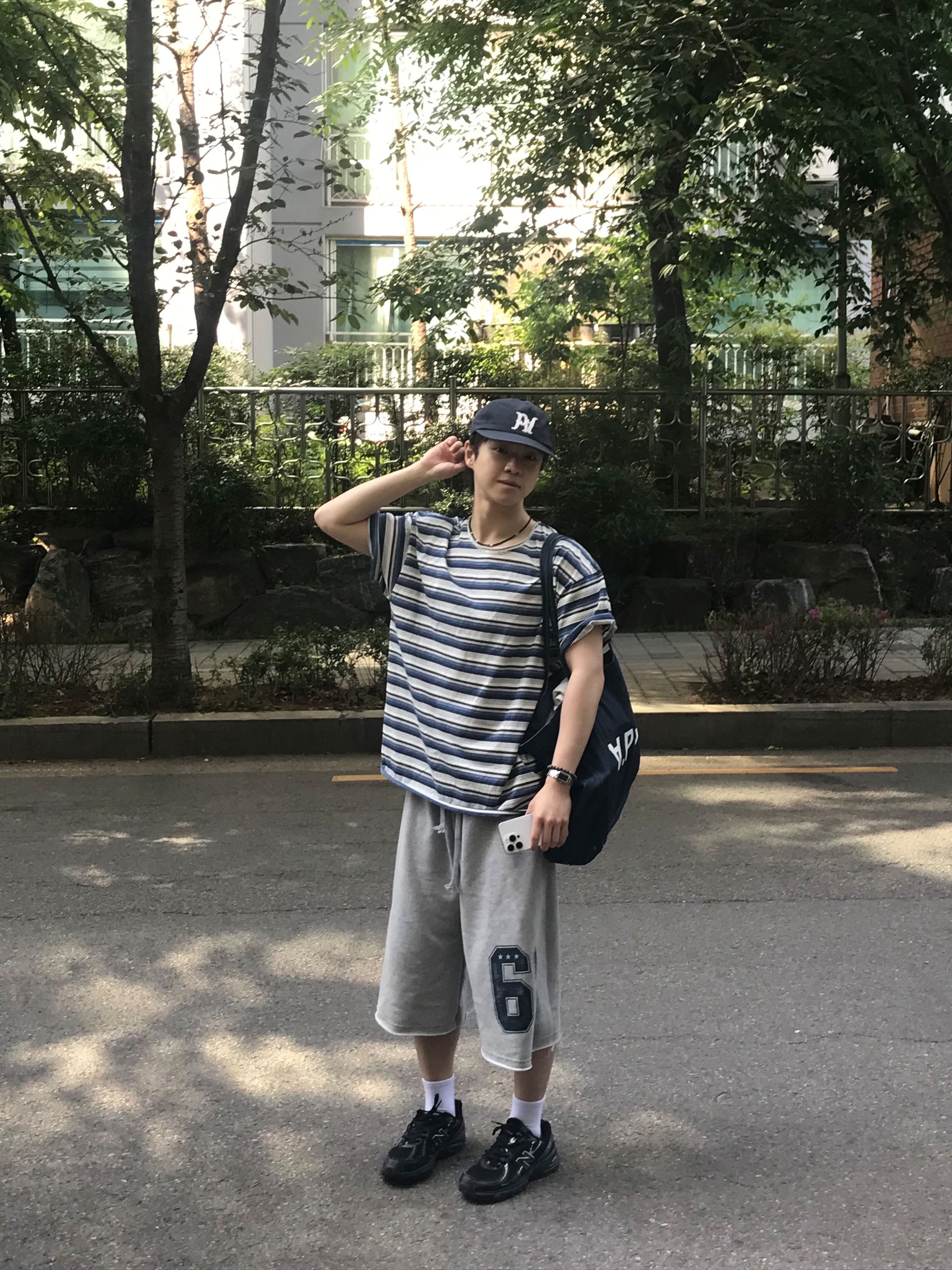 A.P.C. Daniela Shopping Bag Indigo, New Balance 740v2 Black Silver Metallic 착용 스타일 - 1