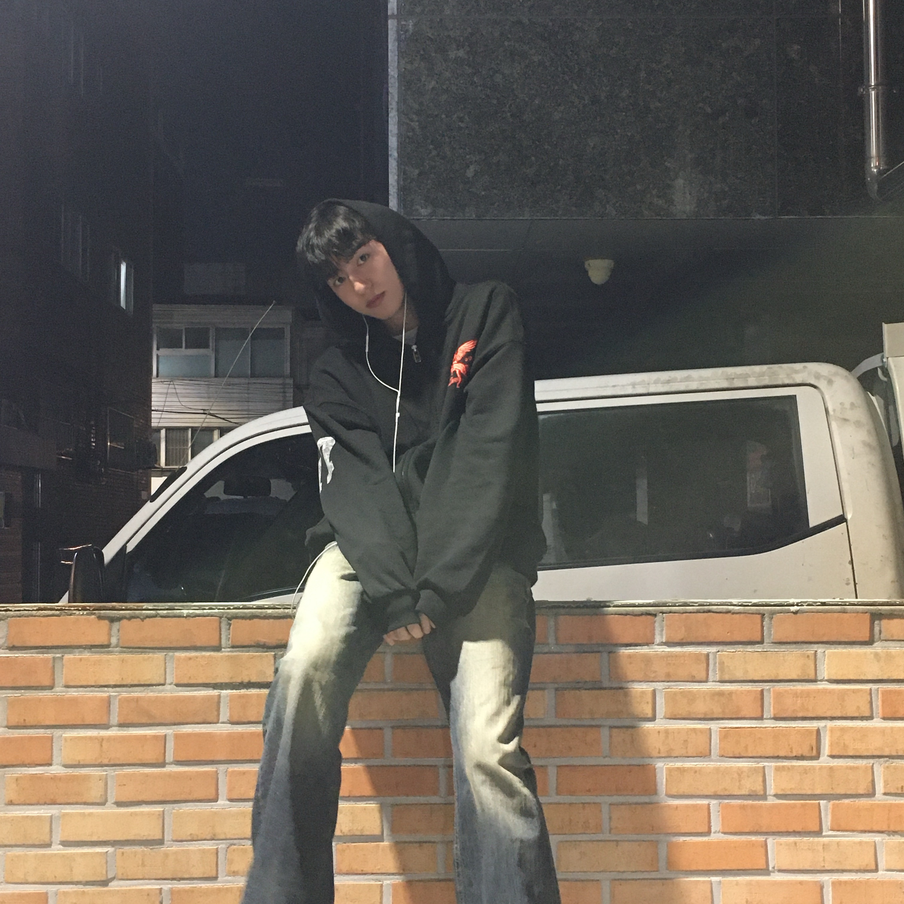 PACOSPLY Falling Angel Zip Up Hoodie Black, PACOSPLY Crushed Boots Jeans Rusty Blue 착용 스타일 - 3