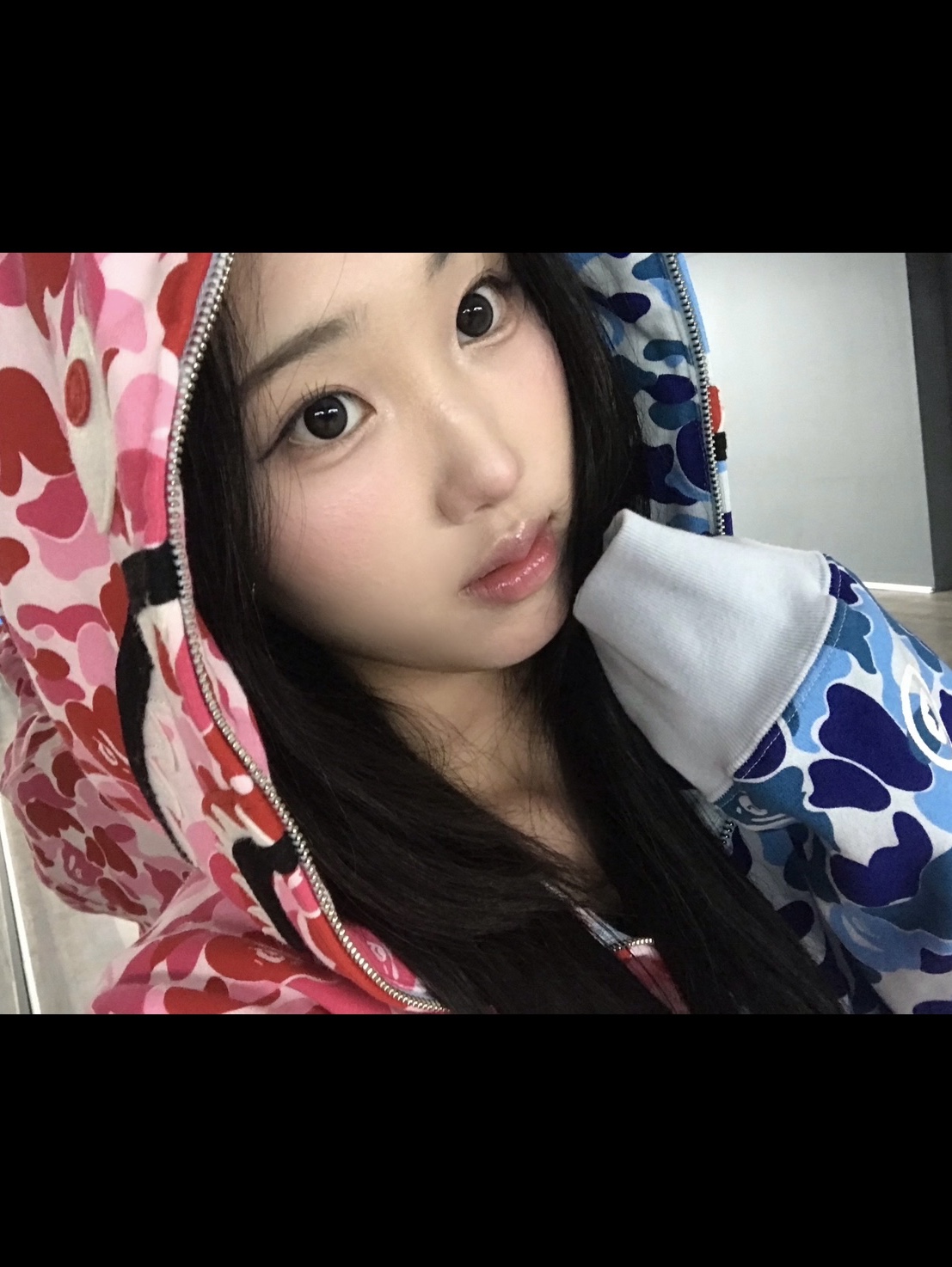 BAPE ABC Camo Separate Shark Full Zip Hoodie Blue Pink 착용 스타일 - 5
