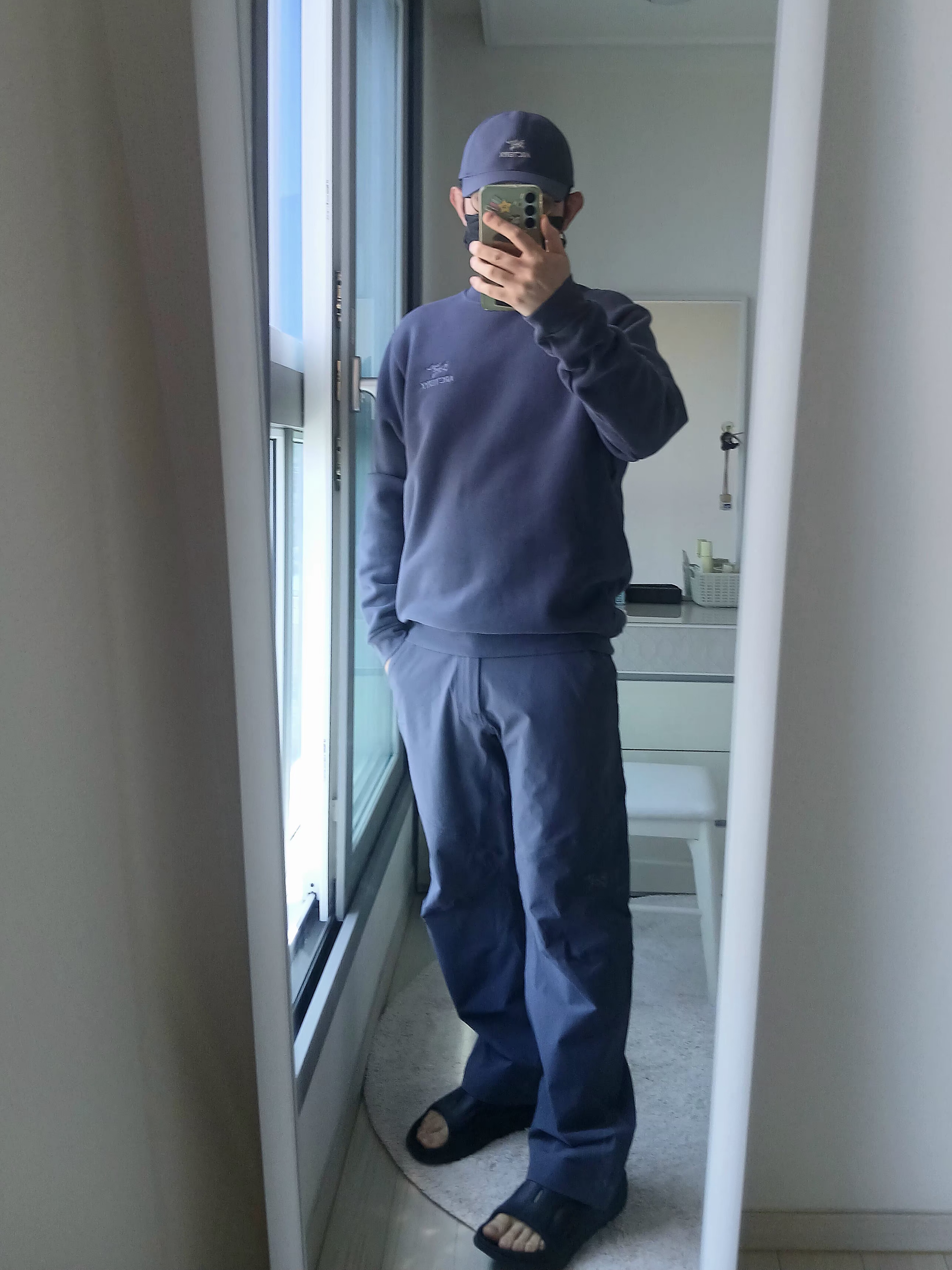 Arc'teryx Cronin Pants Dk Stratus, Arc'teryx Emblem Fleece Crew Neck Pullover  Dk Stratus 착용 스타일 - 2
