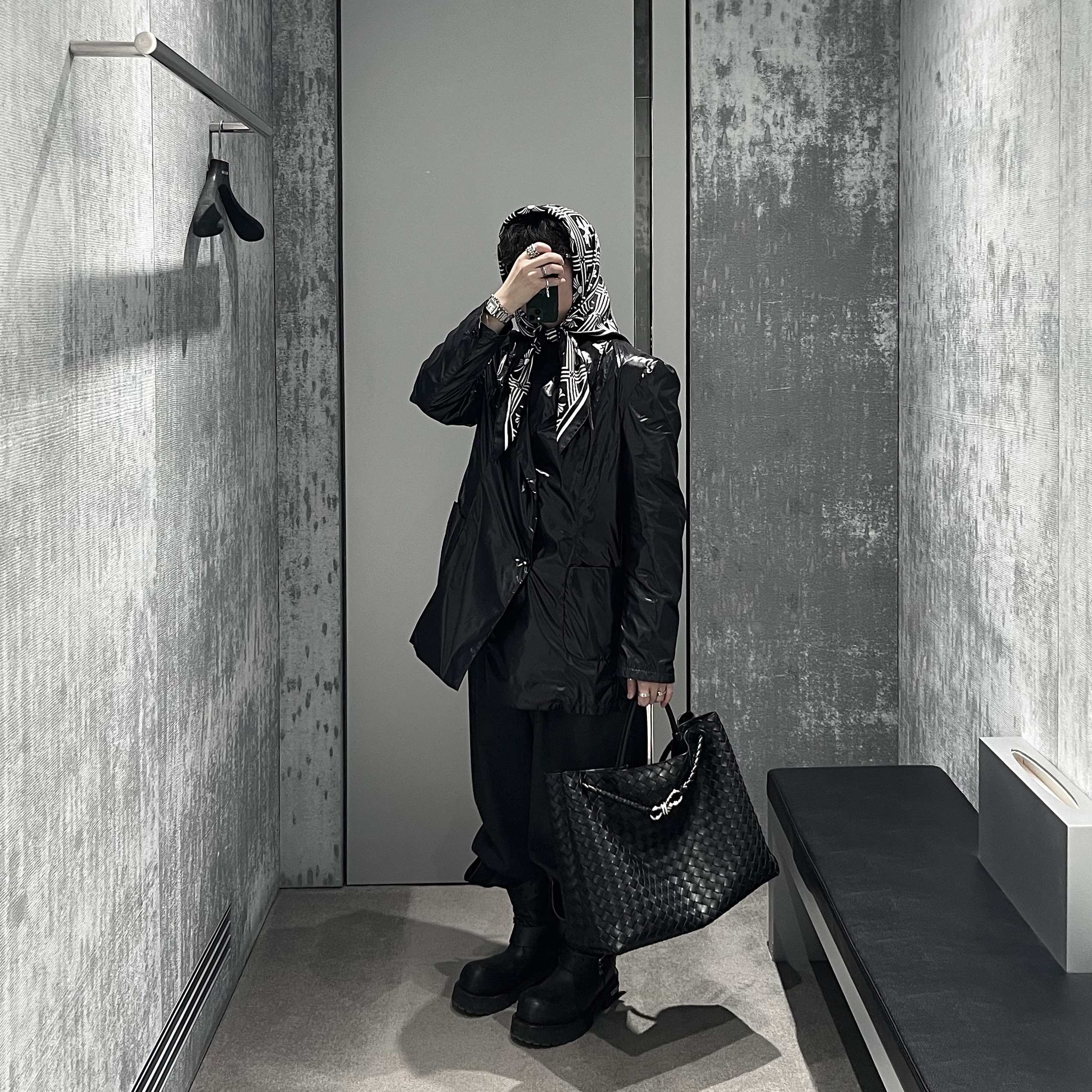 Bottega Veneta Large Andiamo Black, Balenciaga Venom High Boot Black 착용 스타일 - 1