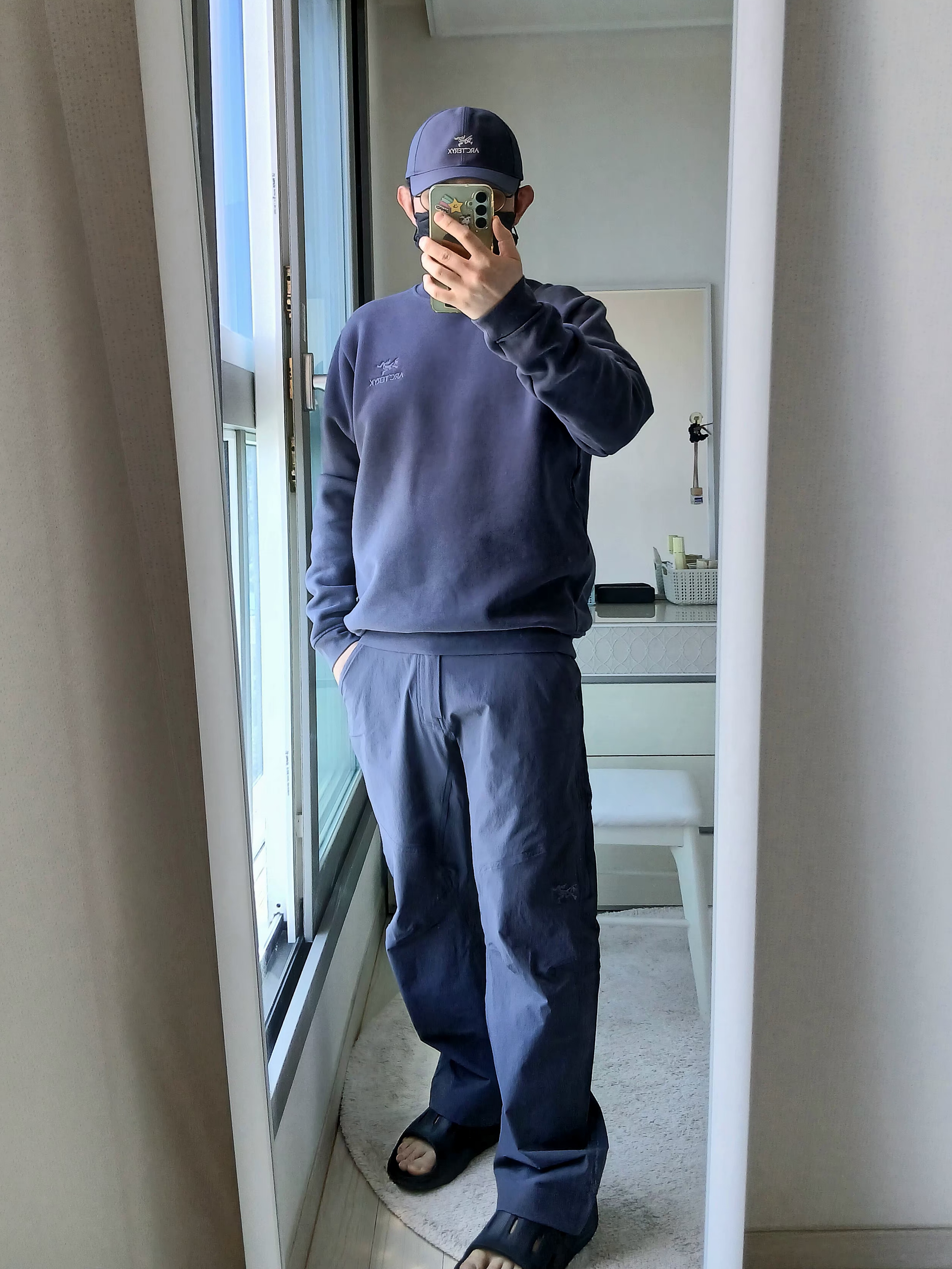 Arc'teryx Cronin Pants Dk Stratus, Arc'teryx Emblem Fleece Crew Neck Pullover  Dk Stratus 착용 스타일 - 7