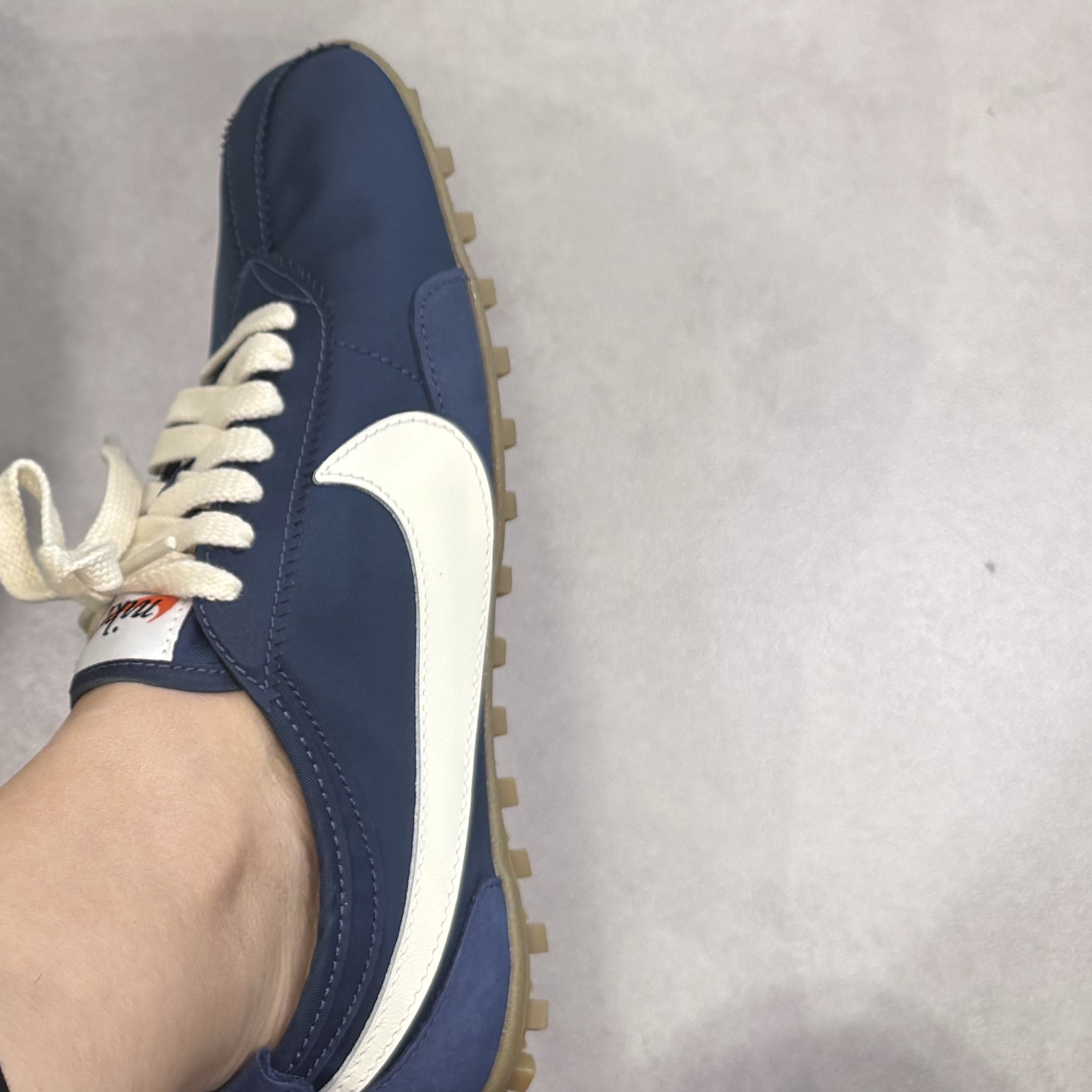 (W) Nike Moon Shoe OG Midnight Navy Gum Light Brown 착용 스타일