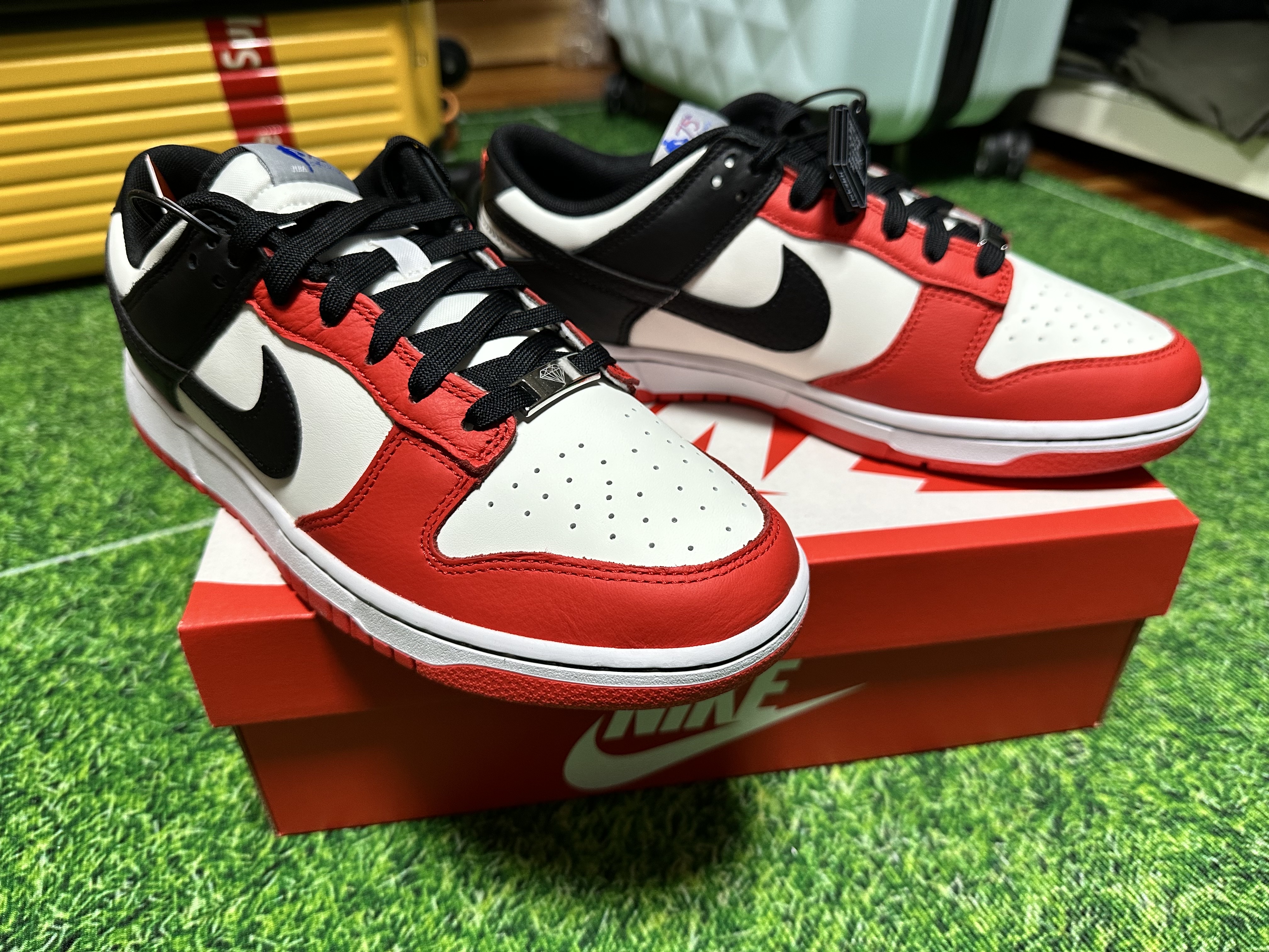 Nike x NBA Dunk Low Retro EMB Black and Chile Red 착용 스타일