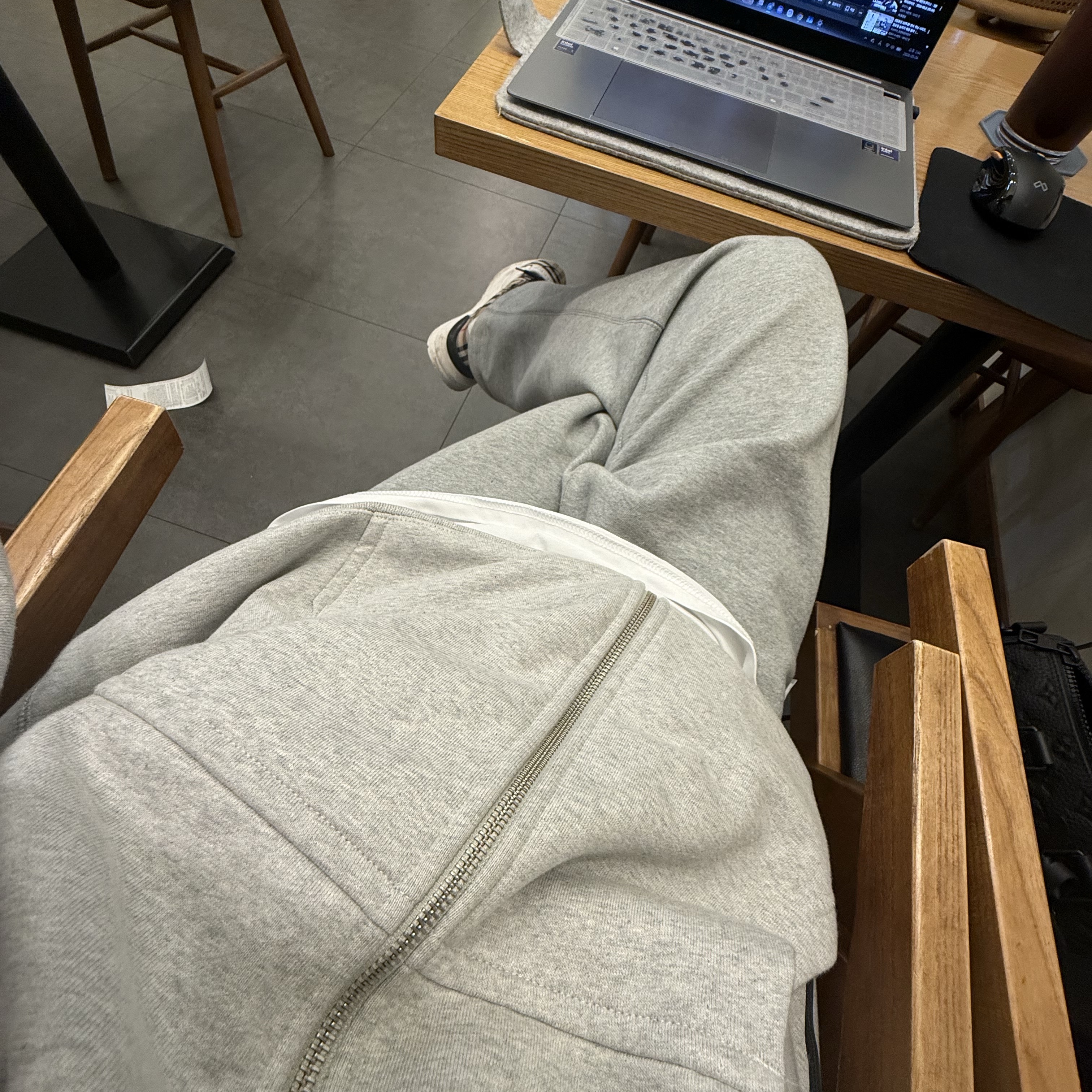 Nike NSW Swoosh Open Hem Fleece Pants Dark Grey Heather - Asia 착용 스타일