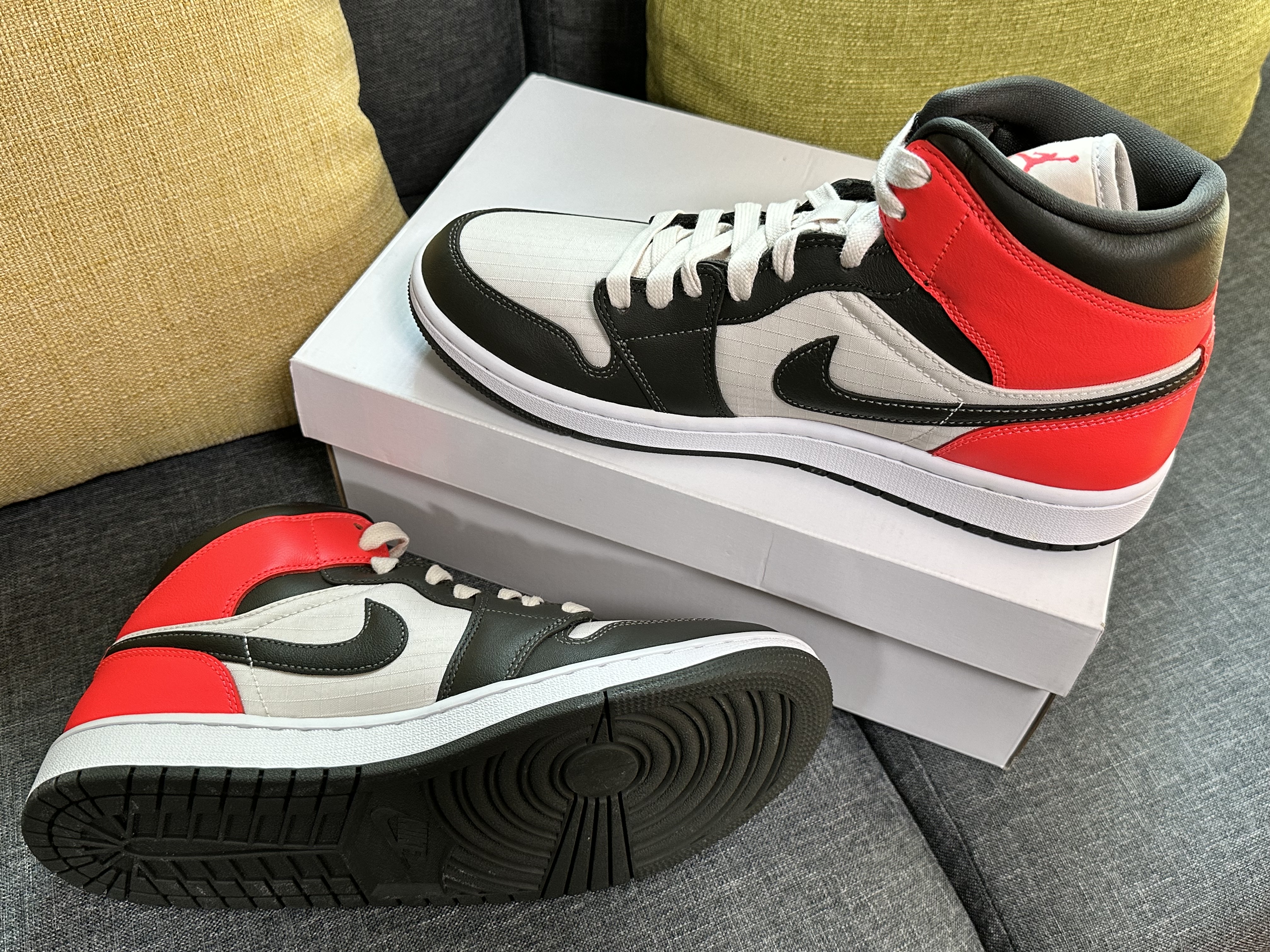 (W) Jordan 1 Mid SE Newsprint 착용 스타일