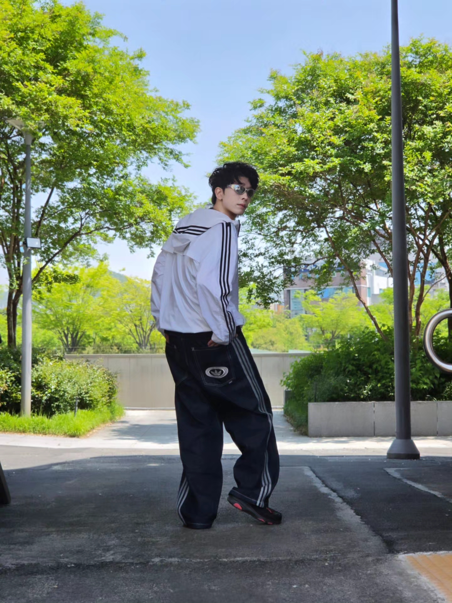 Adidas Essential 3S Woven Windbreaker Jacket White - KR Sizing, Adidas Originals 90s Alternative Sport Wide Leg Skater Jeans Night Navy - KR Sizing 착용 스타일 - 3