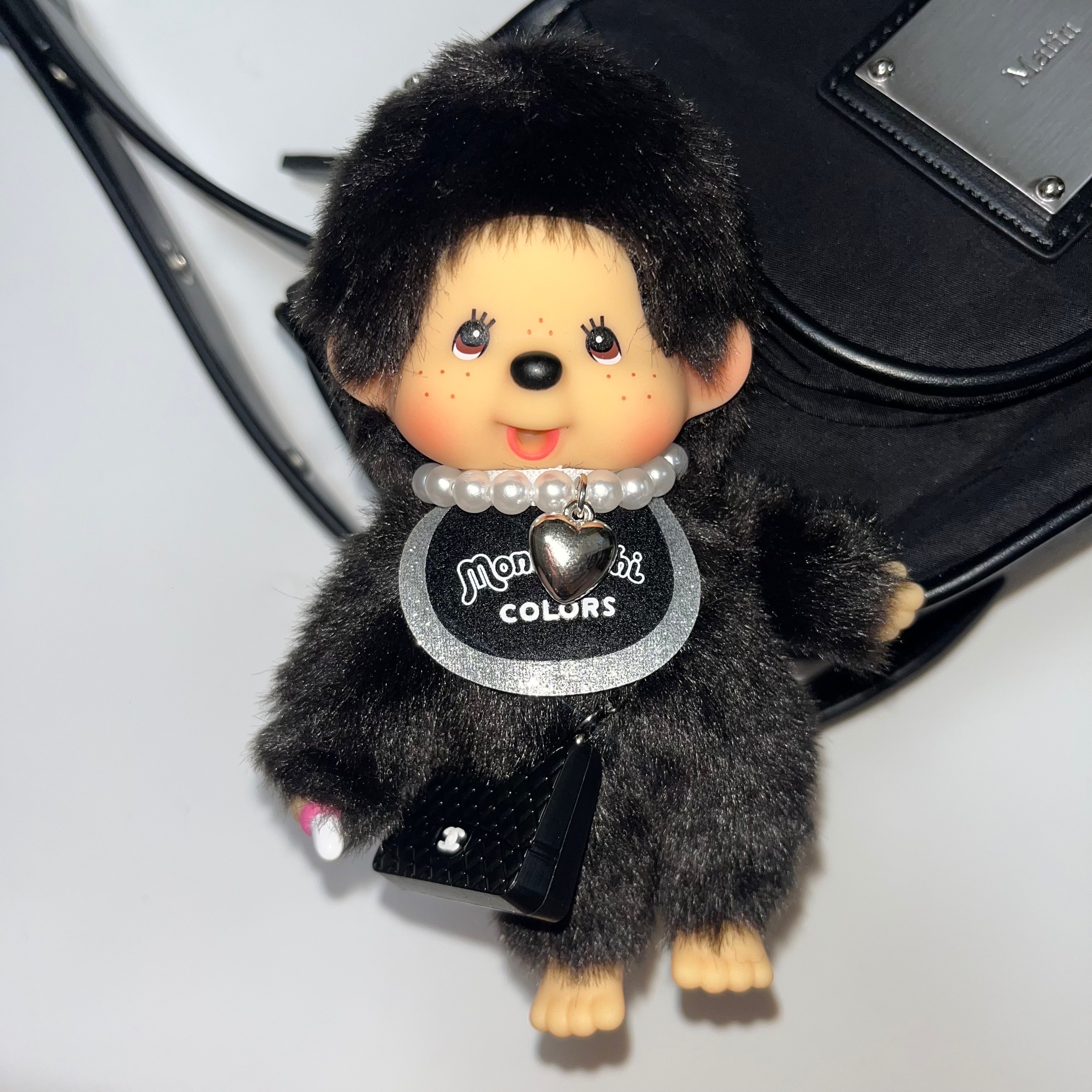 Monchhichi Colors Key Chain Black, Matin Kim Madeleine Round Bag Black 착용 스타일 - 1