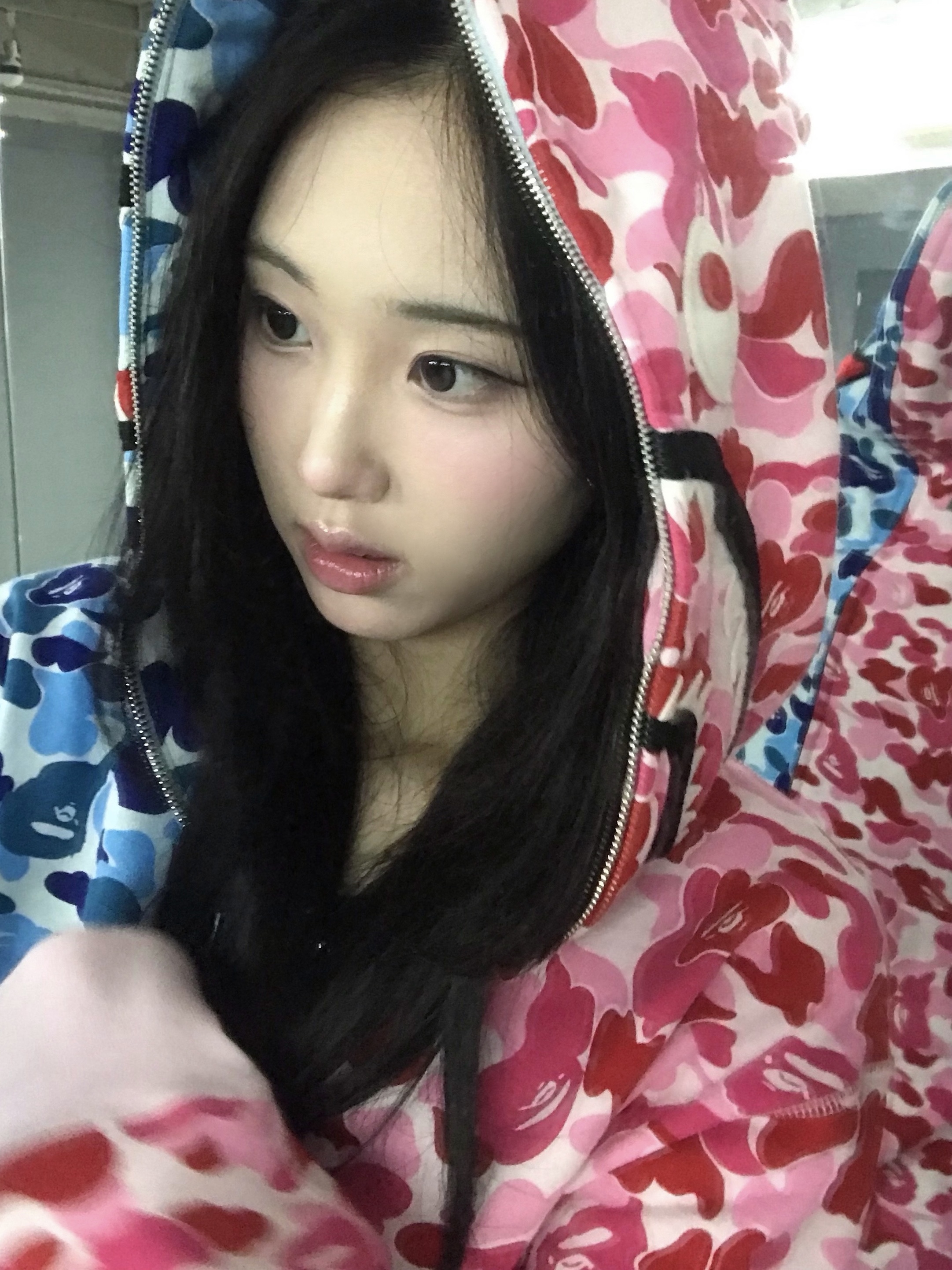 BAPE ABC Camo Separate Shark Full Zip Hoodie Blue Pink 착용 스타일 - 2