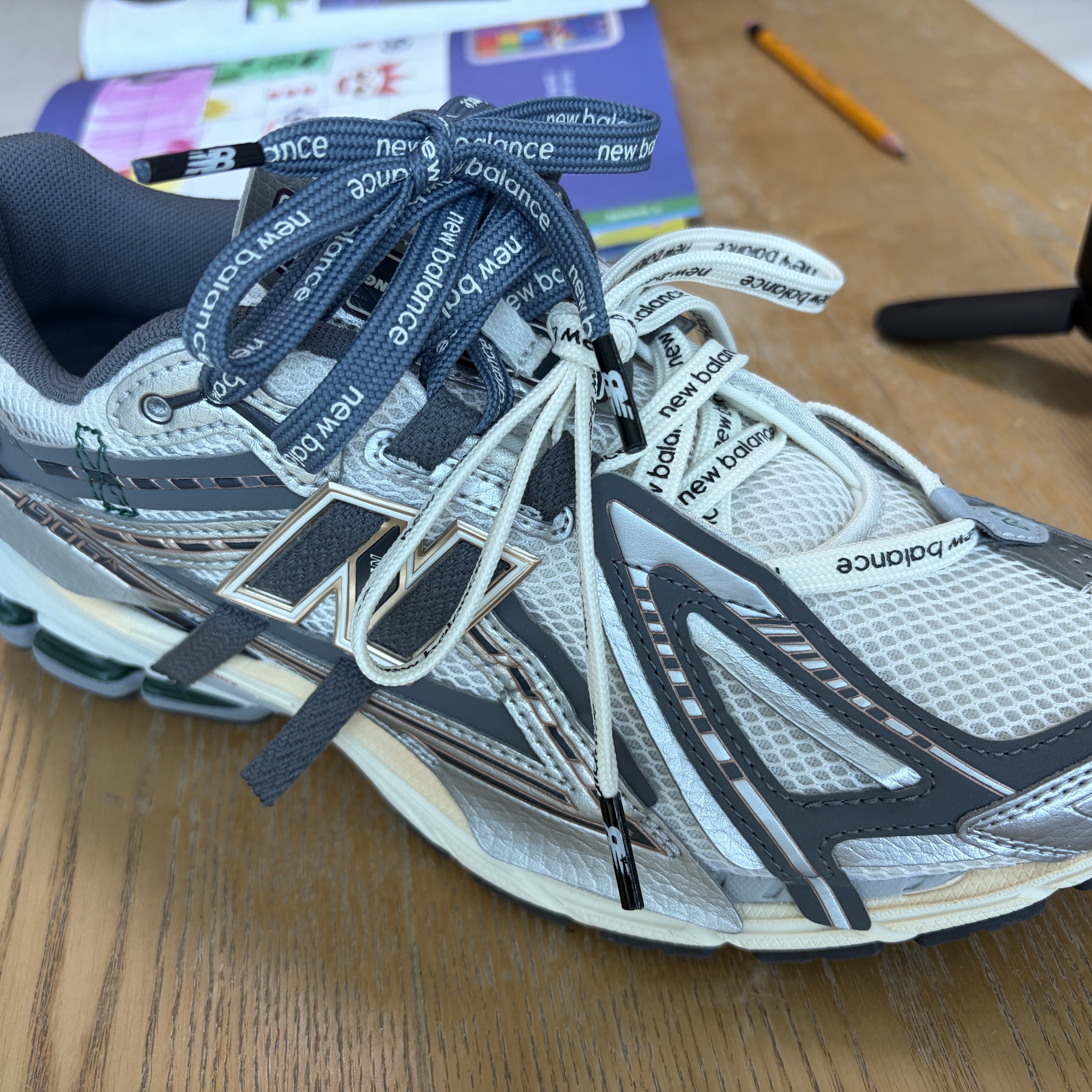 New Balance 1906A Silver Metallic Castlerock 착용 스타일 - 3